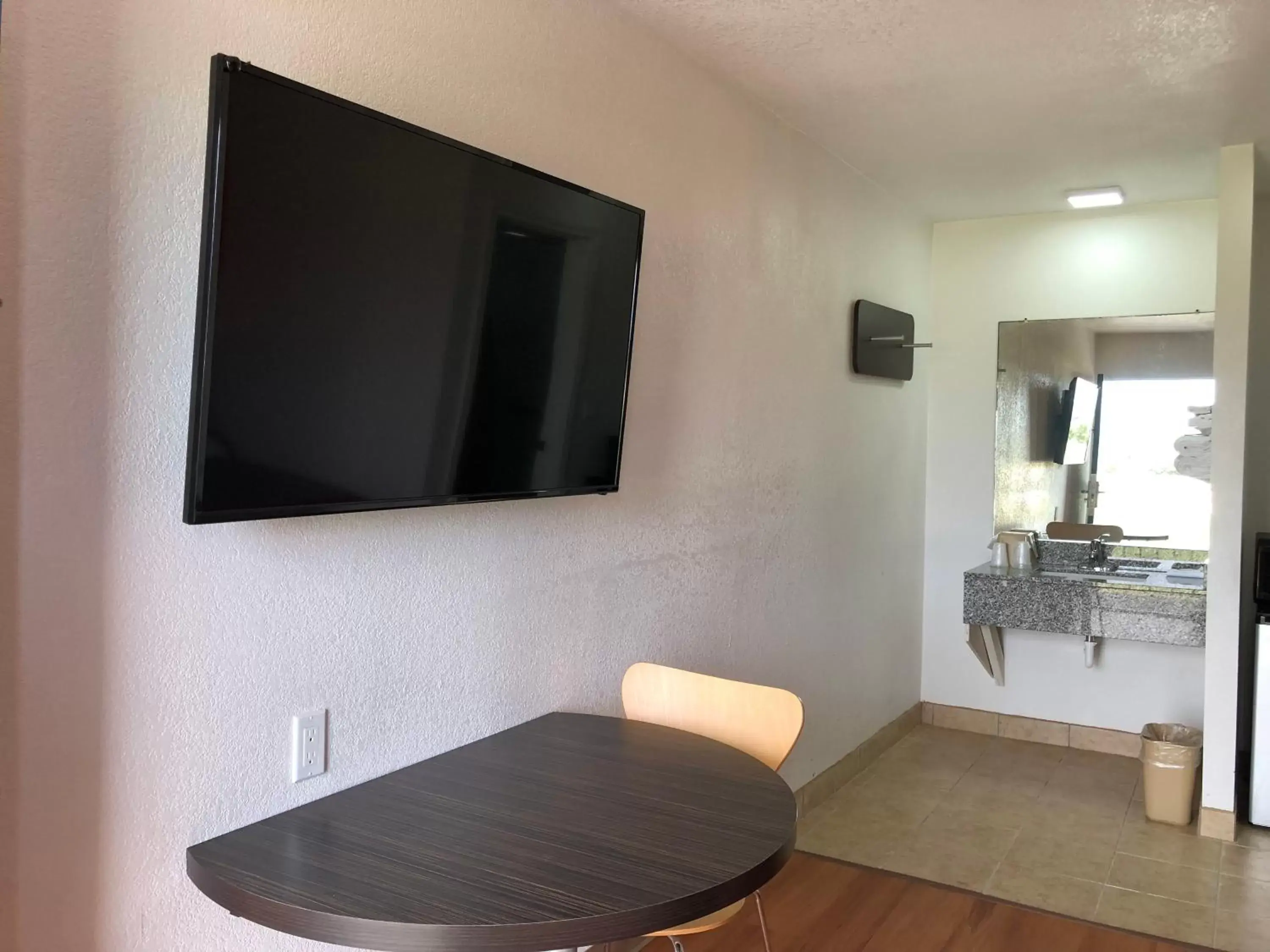 Bedroom, TV/Entertainment Center in Motel 6-Clute, TX