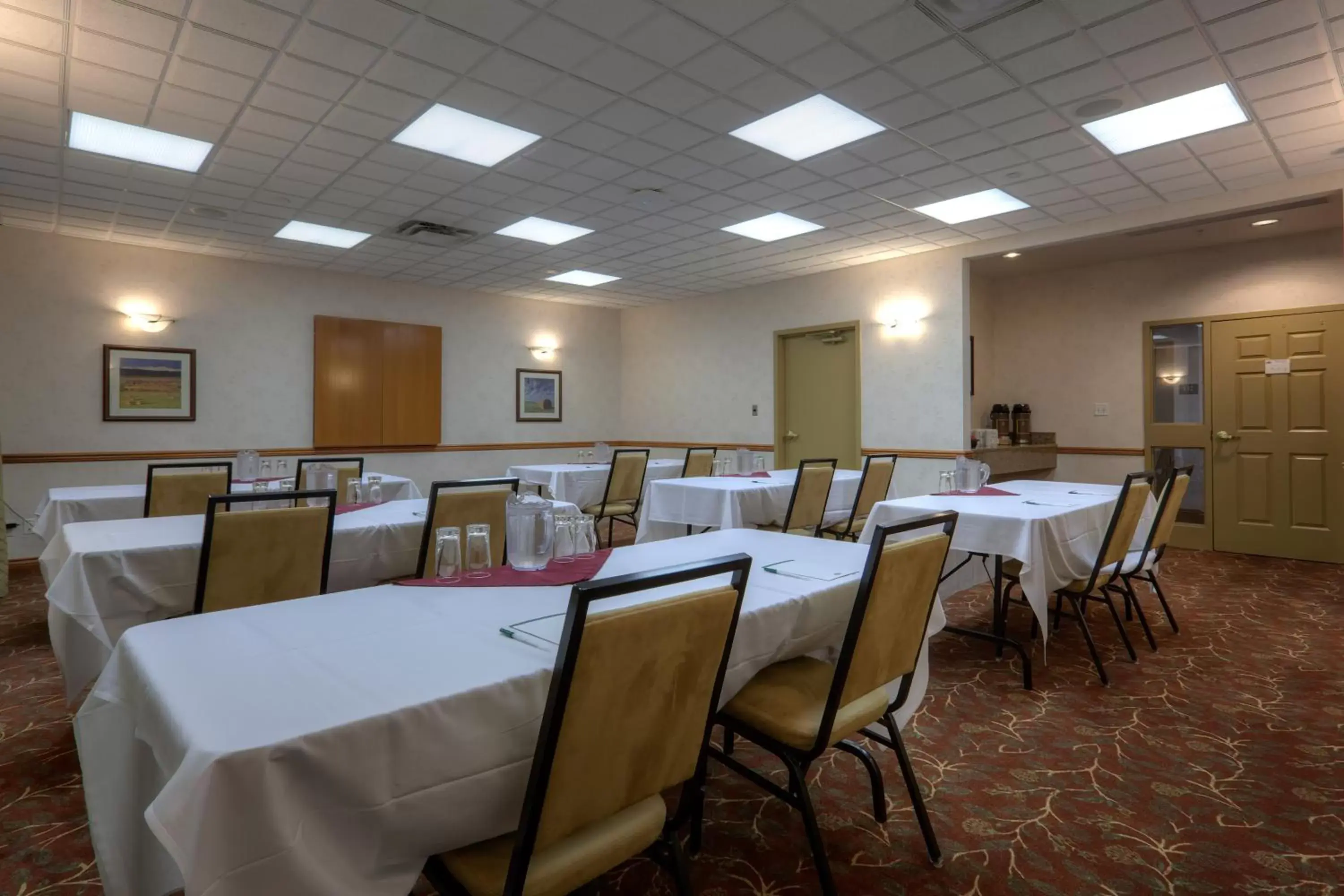 Meeting/conference room in Country Inn & Suites by Radisson, Calgary-Northeast