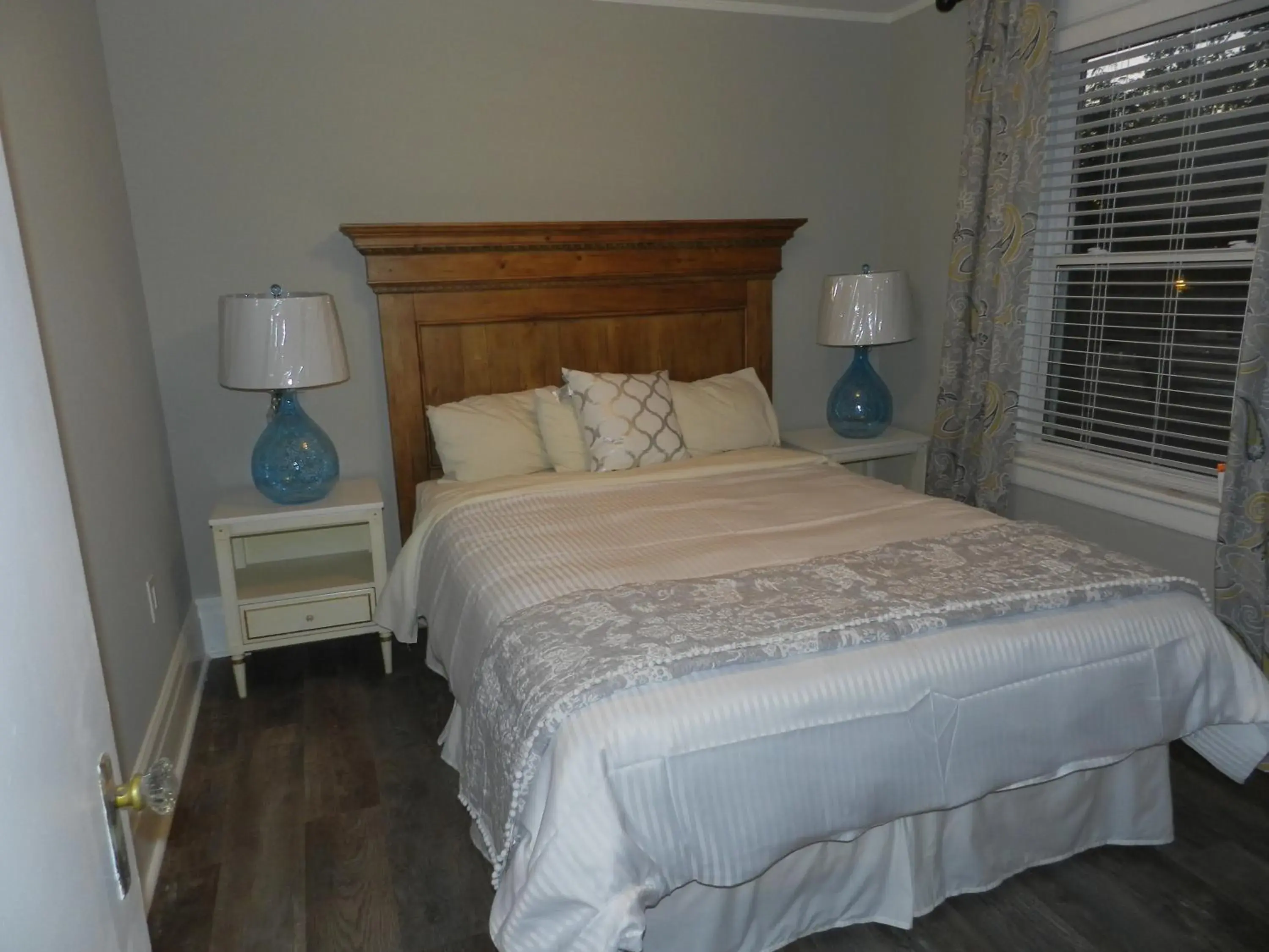 Bed, Room Photo in Kings Inn Near the Falls
