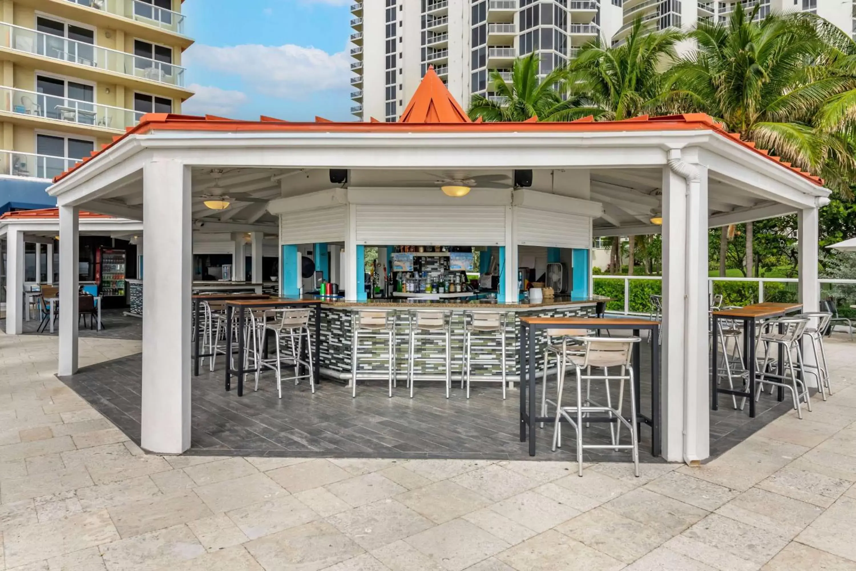 Lounge or bar in Ramada Plaza by Wyndham Marco Polo Beach Resort