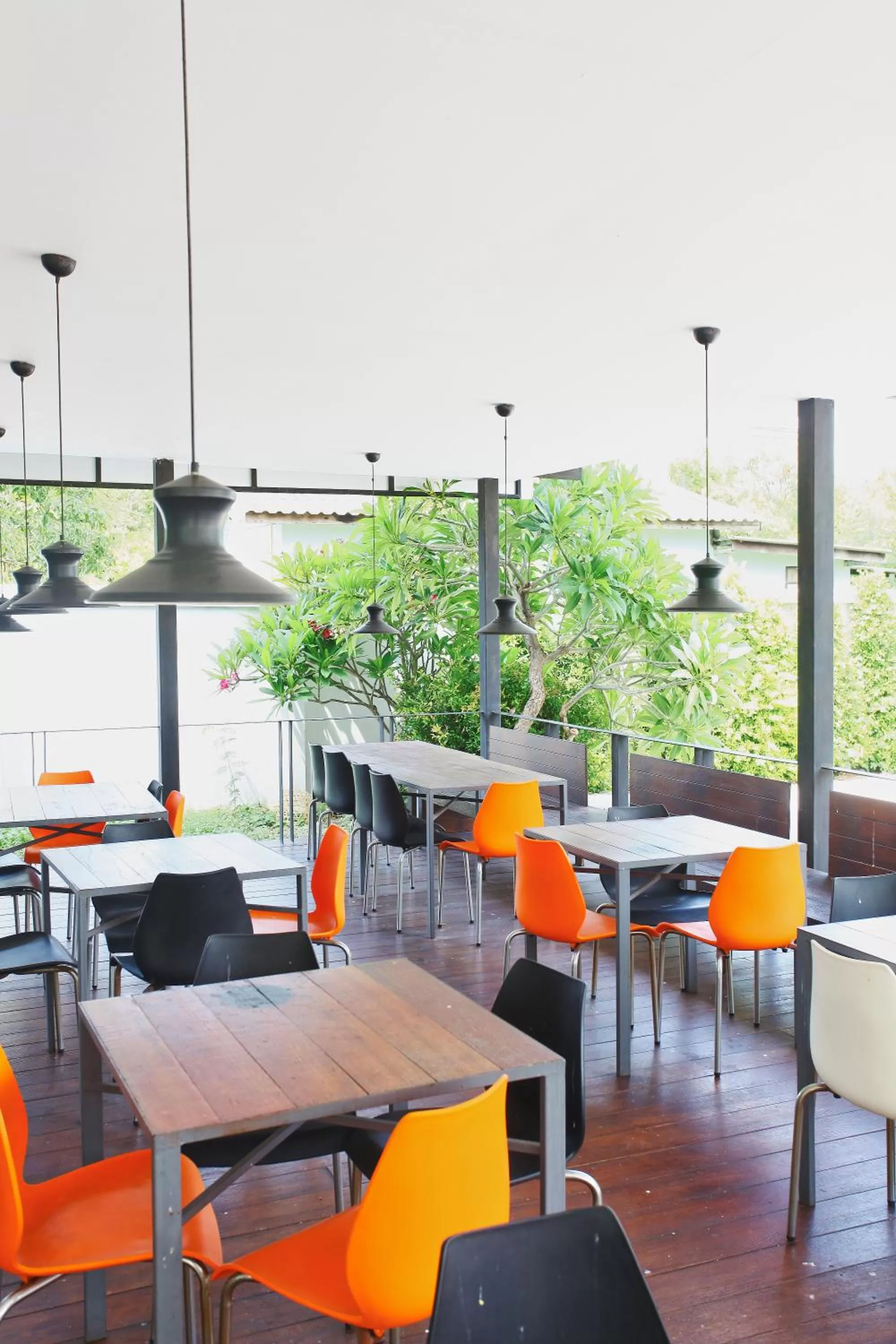 Restaurant/places to eat in Leenova Hotel