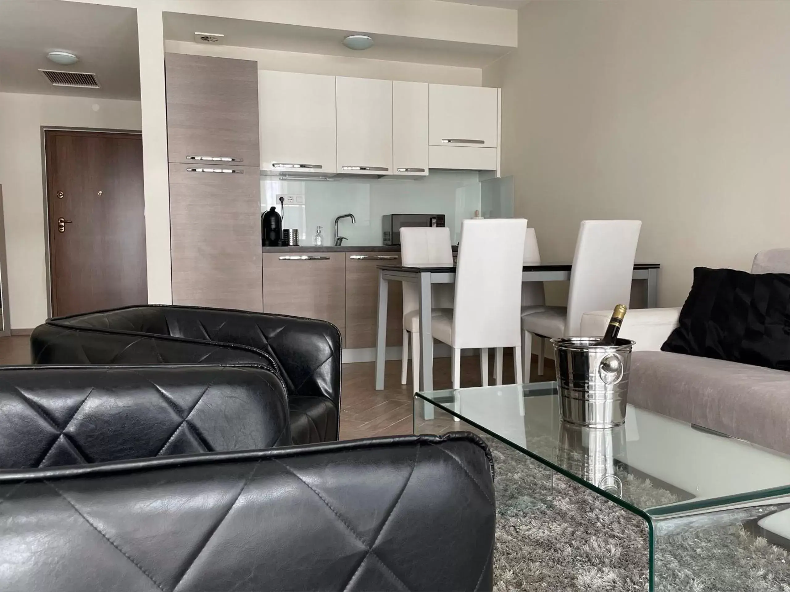 Kitchen or kitchenette, Seating Area in Smart Hotel Budapest