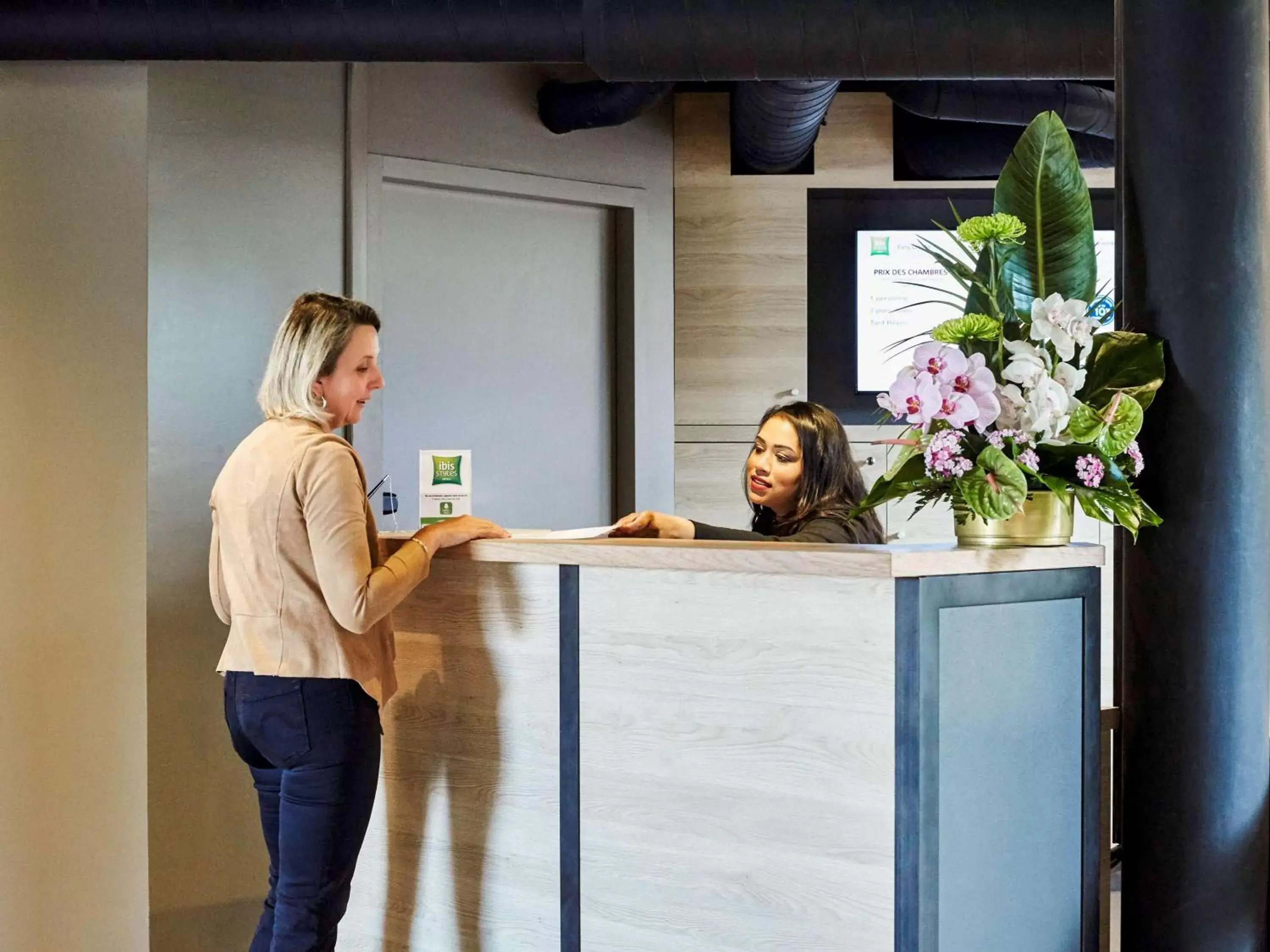 Property building, Lobby/Reception in ibis Styles Evry Lisses