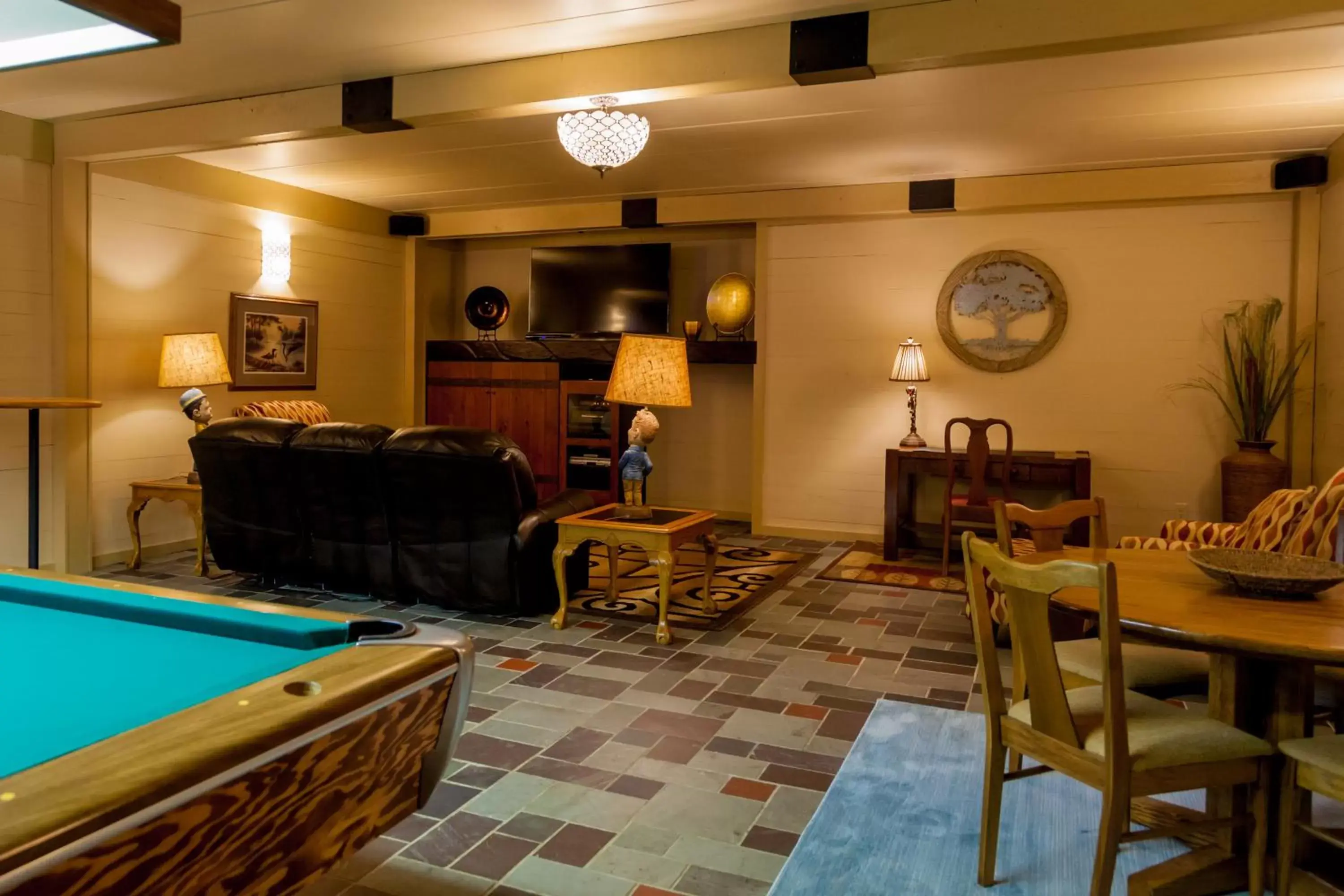 Communal lounge/ TV room, Billiards in The Oakwood Inn