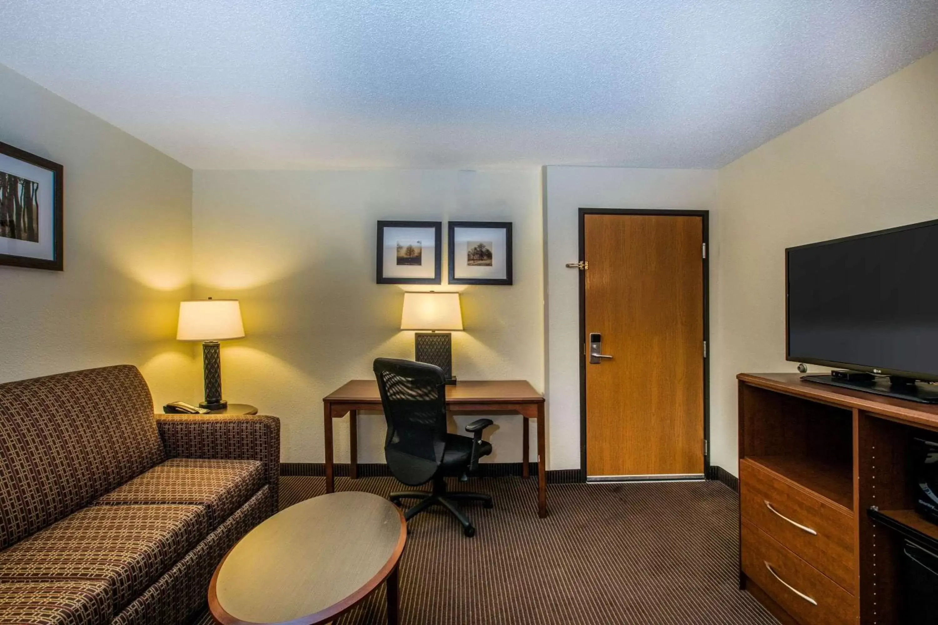 Photo of the whole room, Seating Area in AmericInn by Wyndham Grand Forks