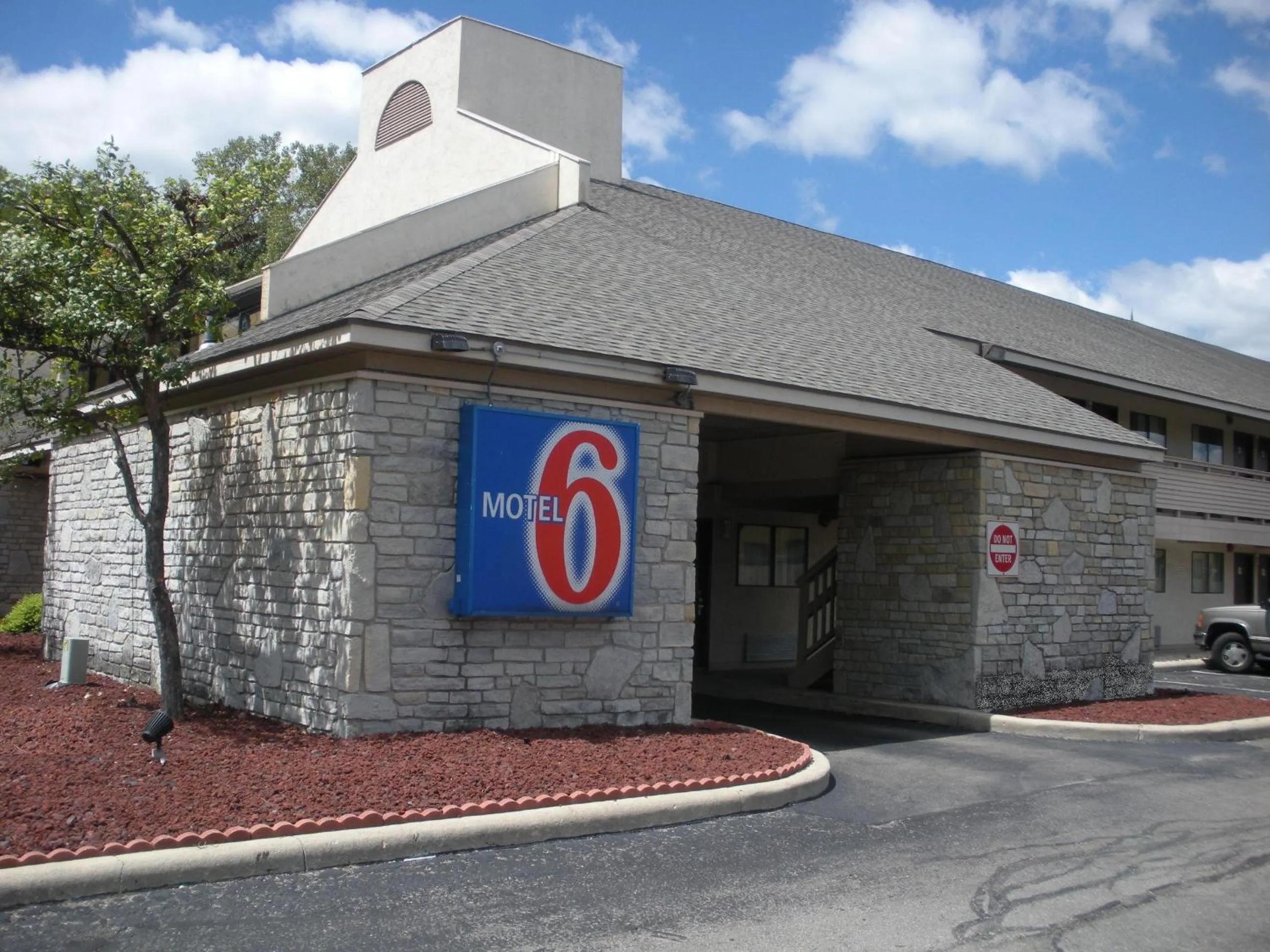 Property building in Motel 6-Dayton, OH - Englewood