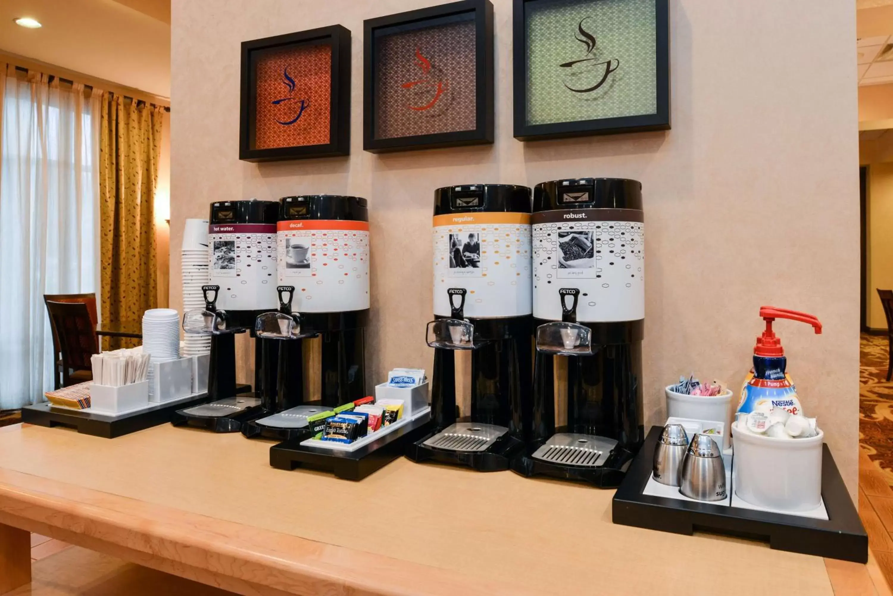 Dining area, Coffee/Tea Facilities in Hampton Inn Williamsburg