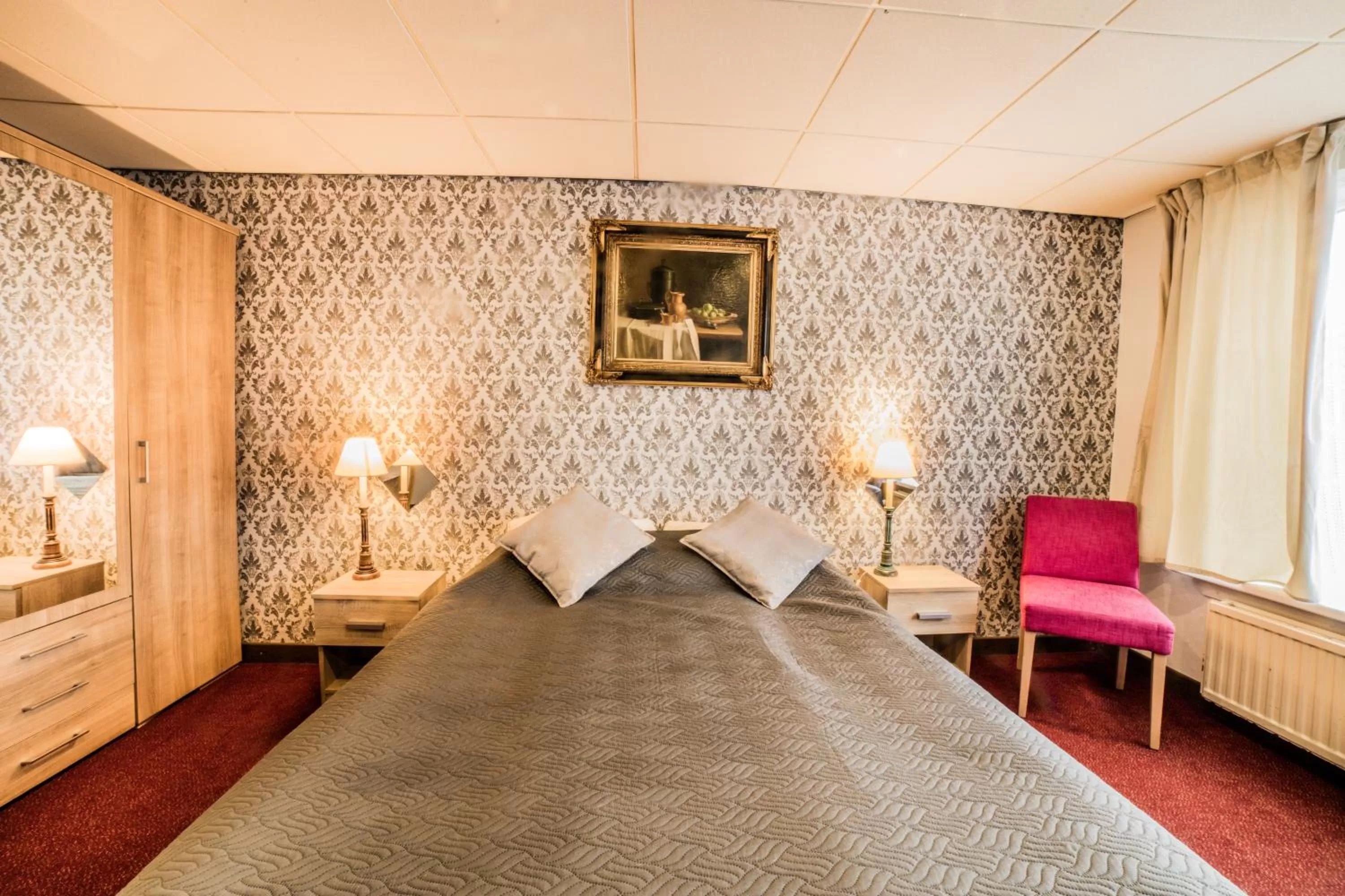 Bed in Hotel Le Provencal