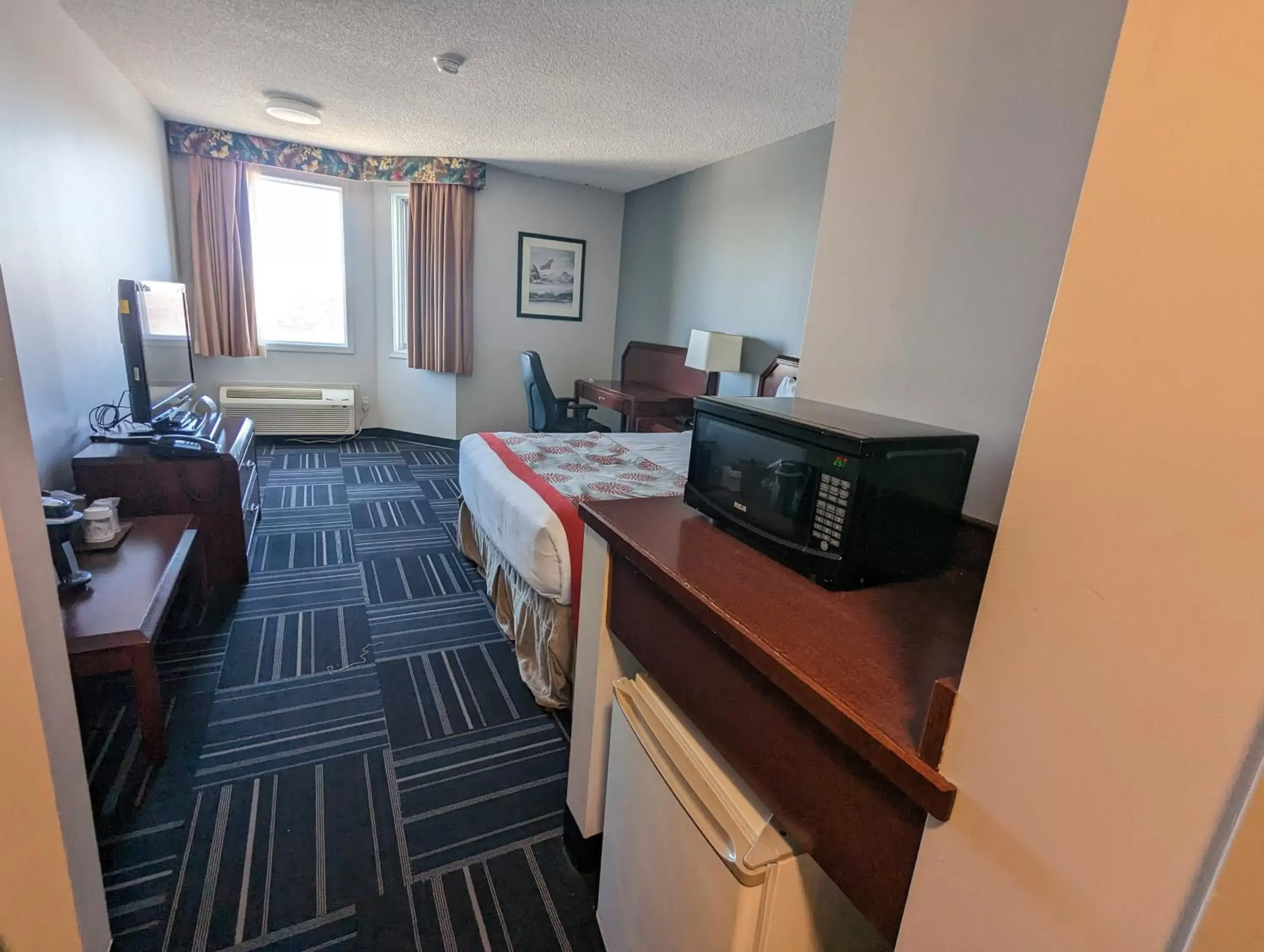 Photo of the whole room, TV/Entertainment Center in DIVYA SUTRA Riviera Plaza and Conference Centre Calgary Airport