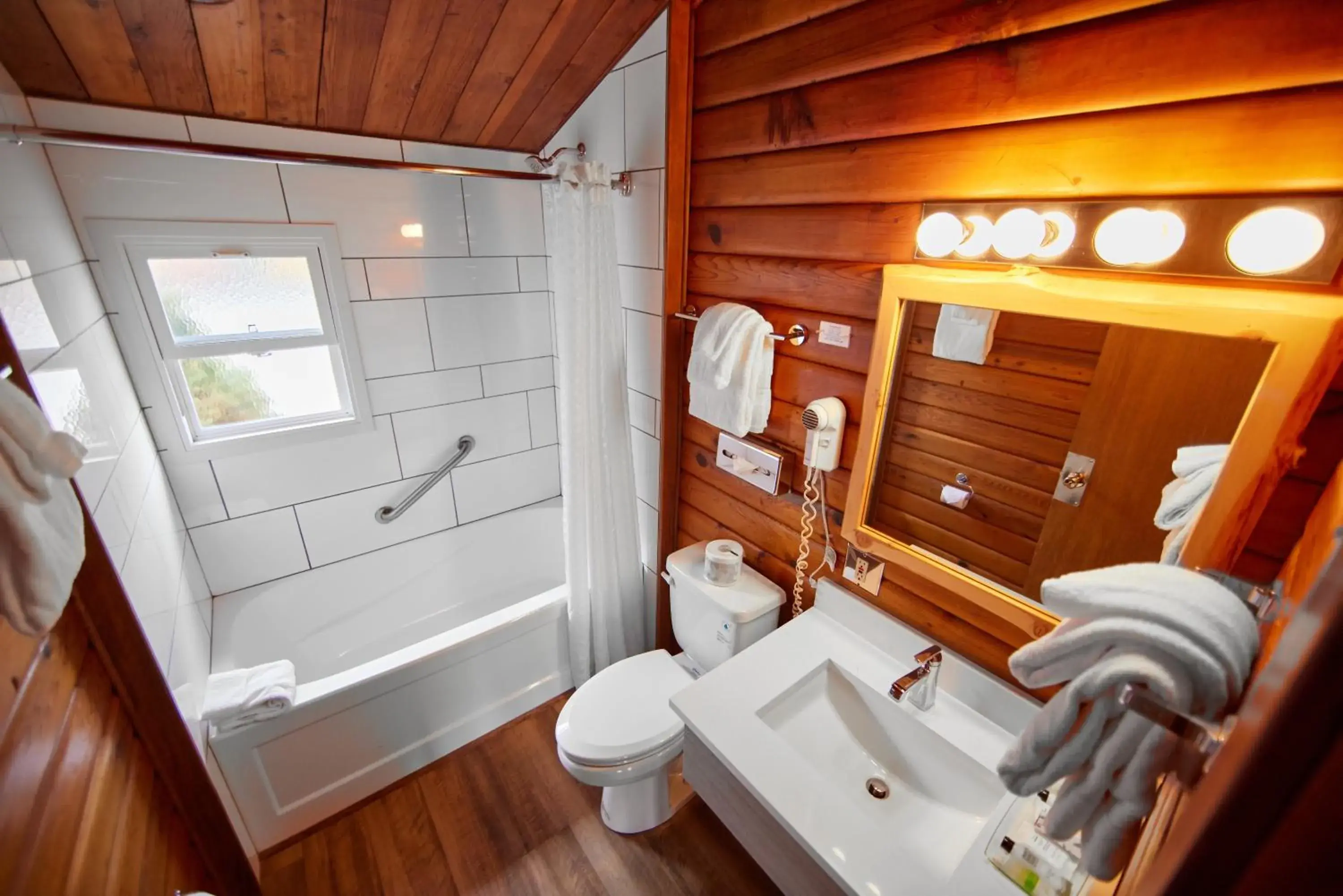 Bath, Bathroom in Jasper House Bungalows