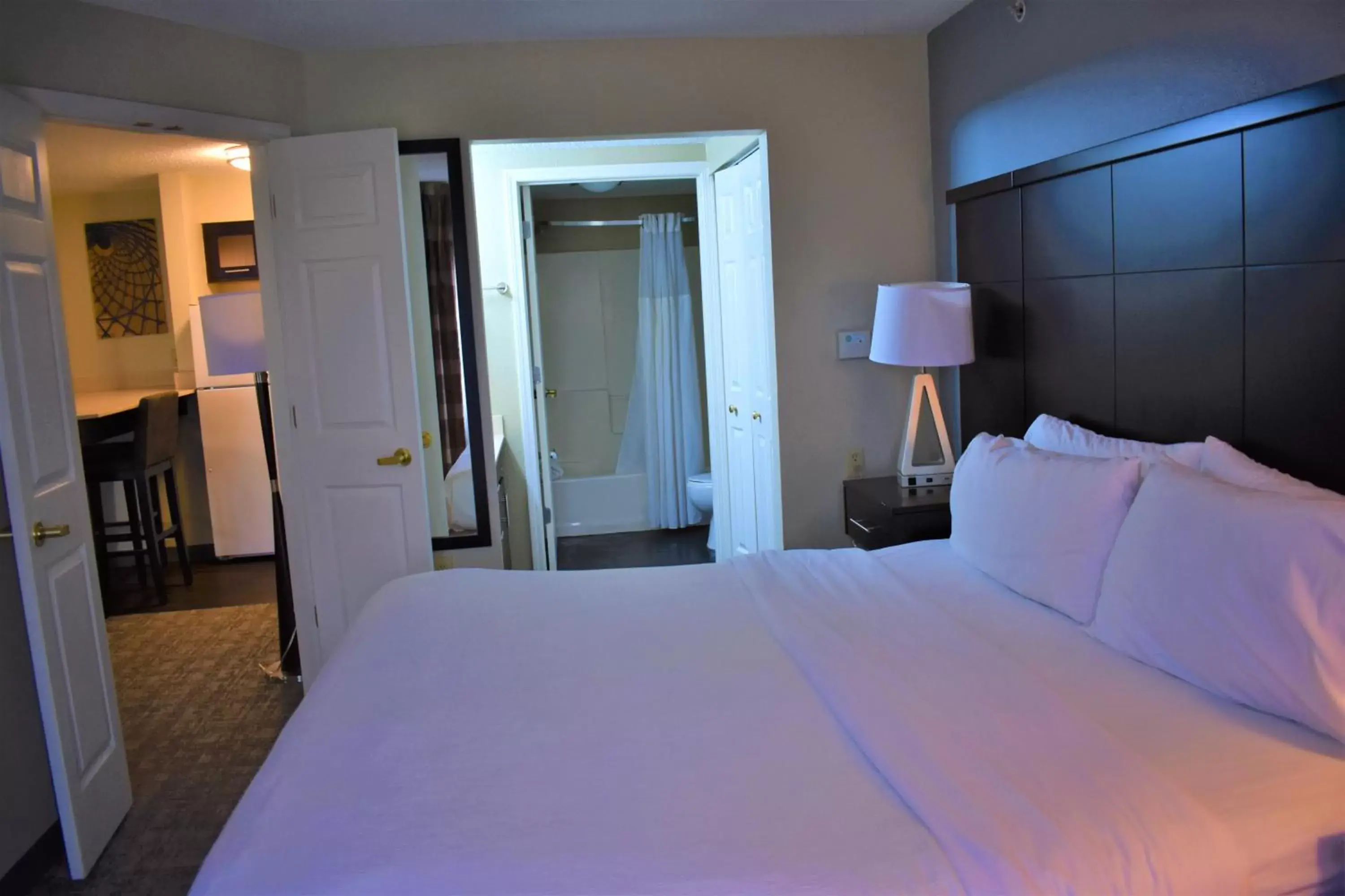 Bed in Staybridge Suites Cranbury - South Brunswick, an IHG Hotel