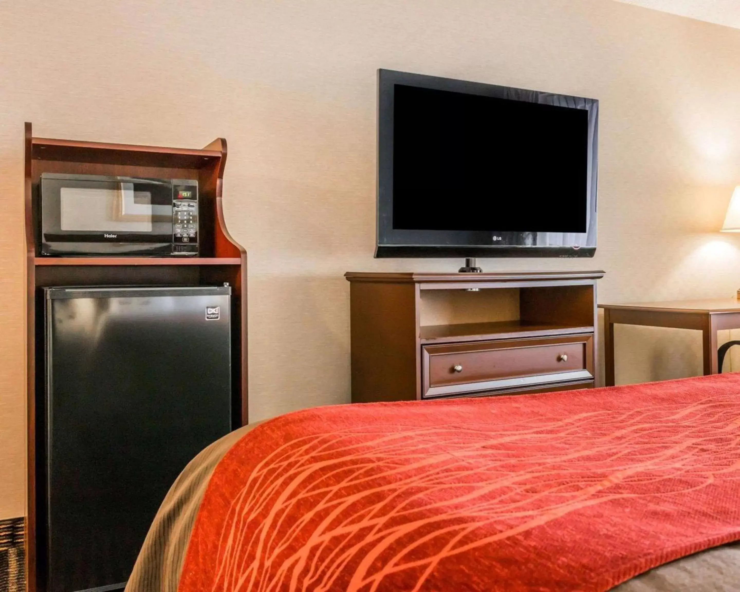 Photo of the whole room, TV/Entertainment Center in Comfort Inn Utica