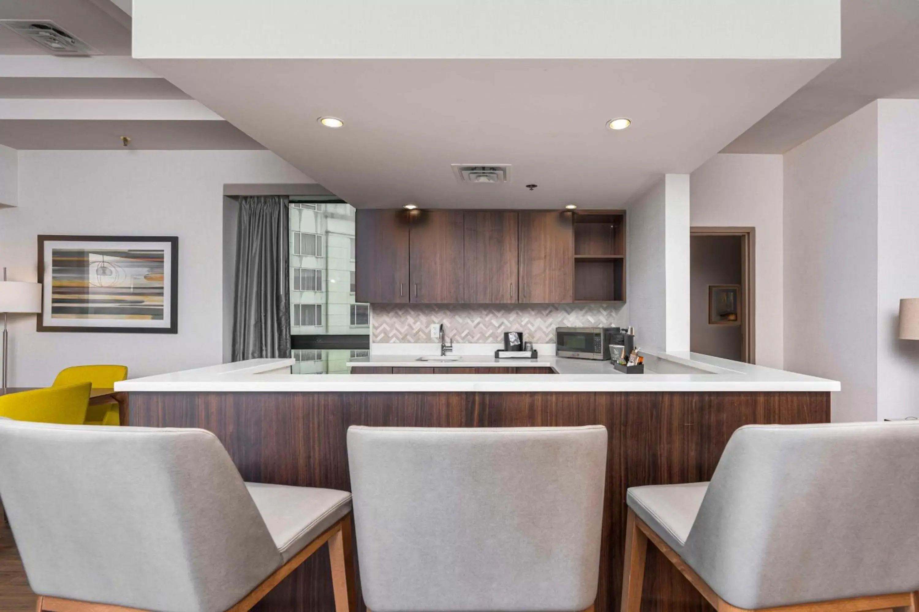 Kitchen or kitchenette, Kitchen/Kitchenette in Embassy Suites by Hilton Indianapolis Downtown