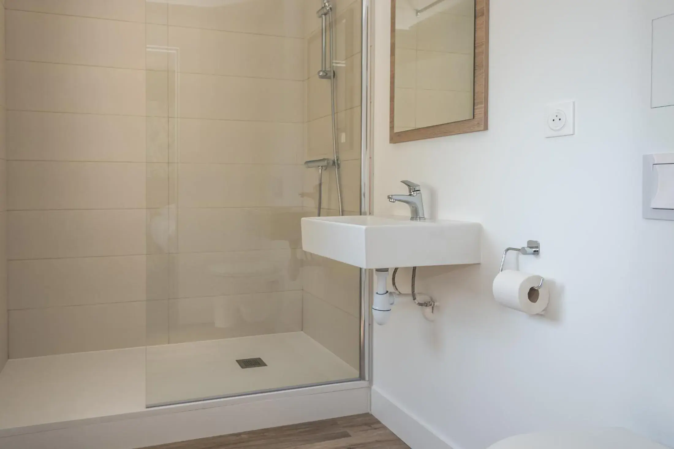 Bathroom in KYRIAD DIRECT TOULON OUEST - La Seyne sur Mer