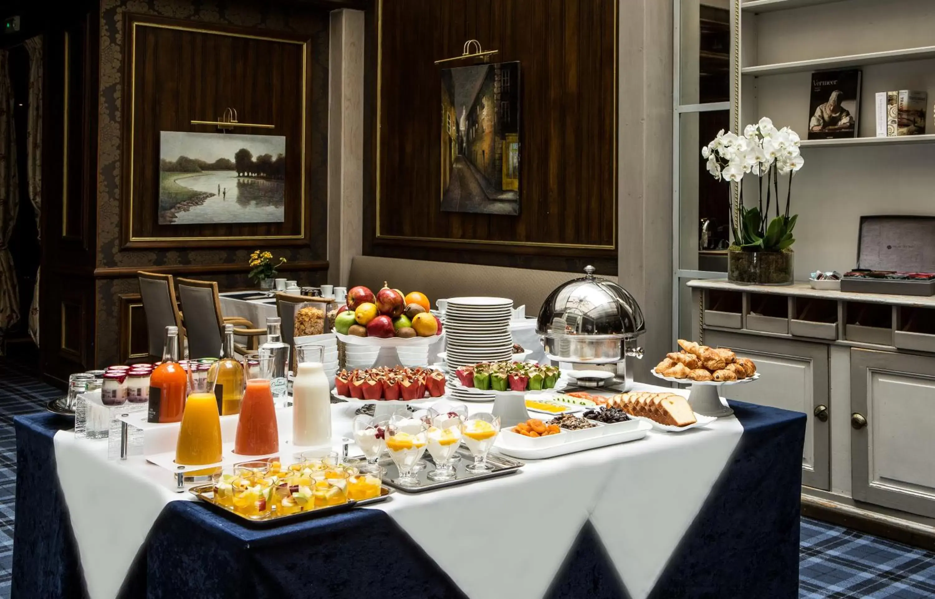 Buffet breakfast, Restaurant/Places to Eat in Royal Garden Champs-Élysées