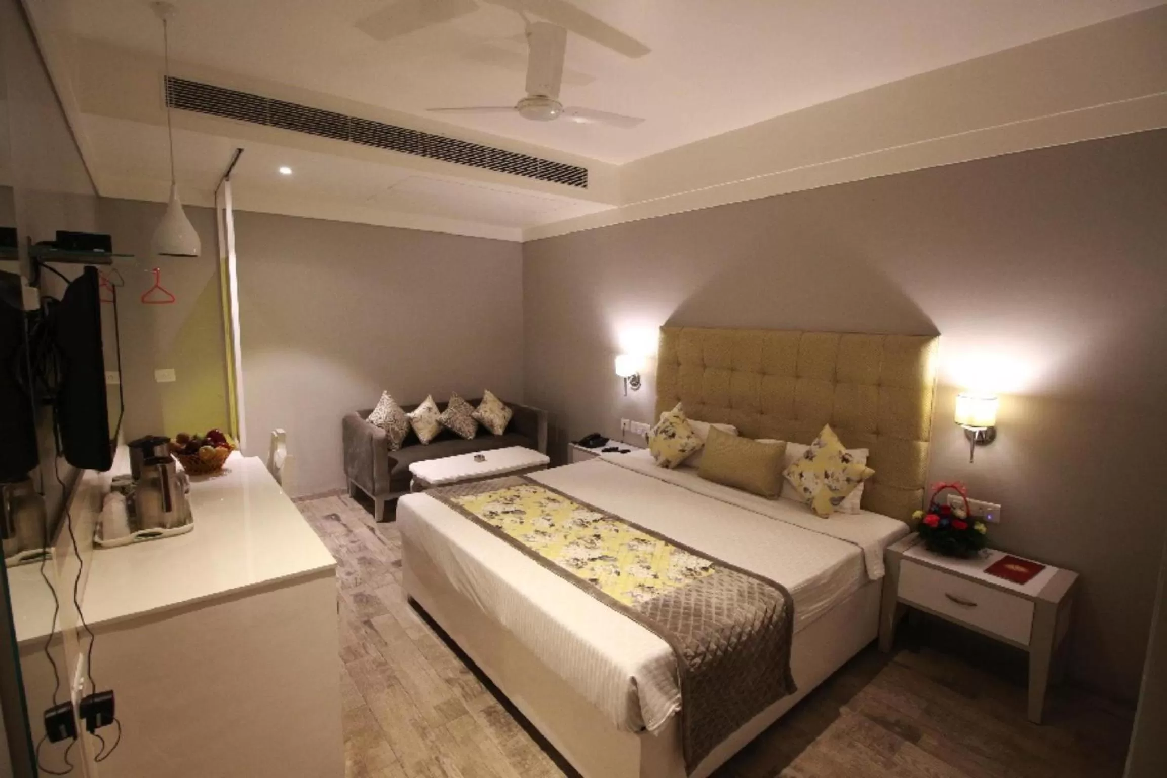 Bedroom, Bed in Hotel Emerald