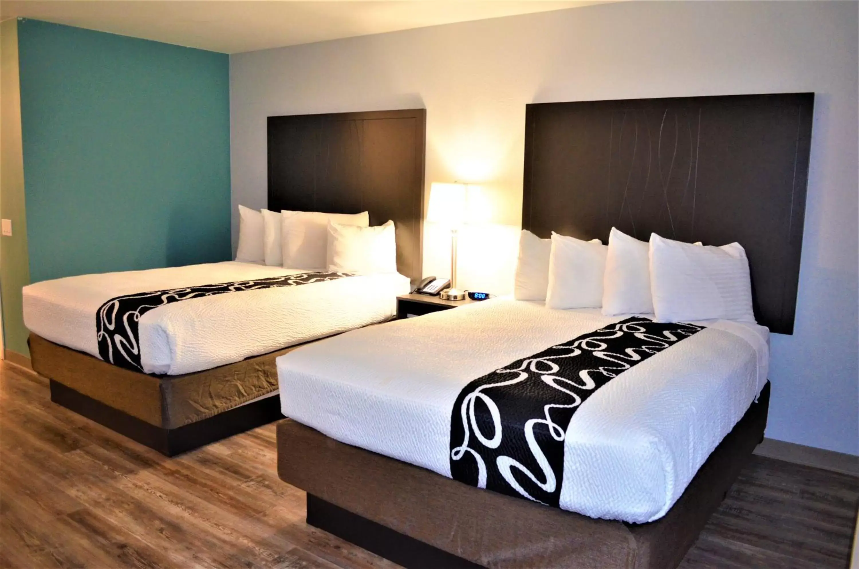 People, Bed in Richland Riverfront Hotel, Ascend Hotel Collection