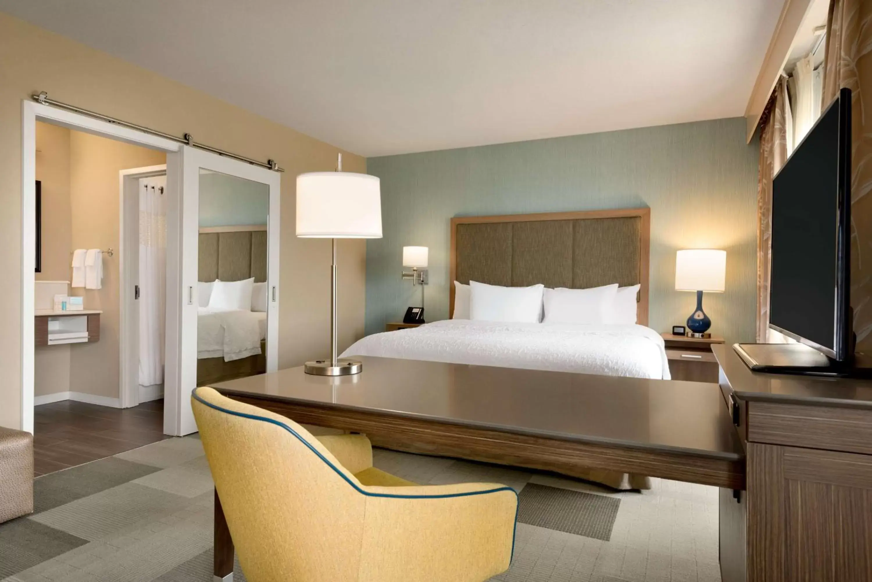 Bed in Hampton Inn and Suites Monroe