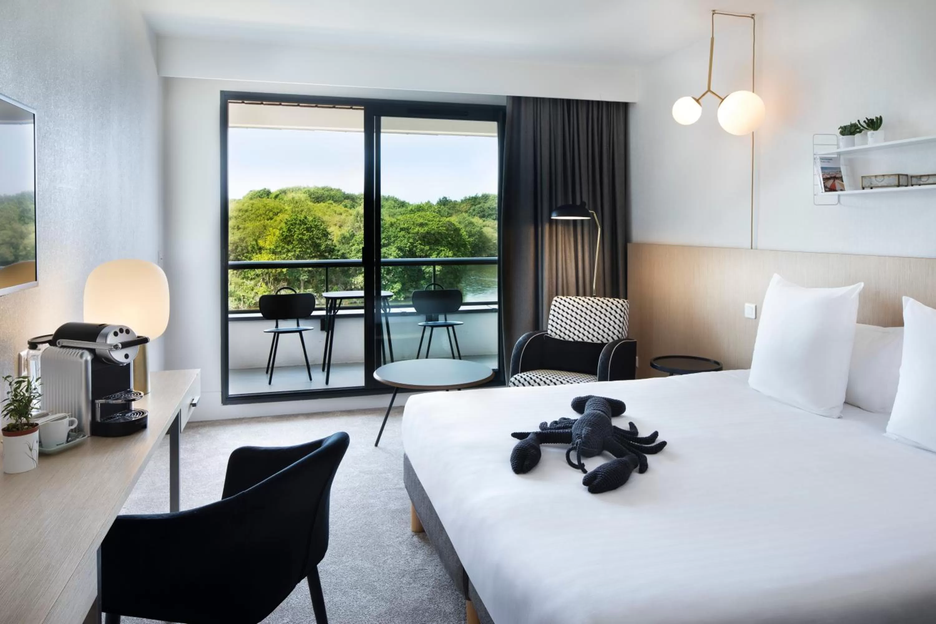 Balcony/Terrace, Bed in Best Western Plus Hotel les Rives du Ter