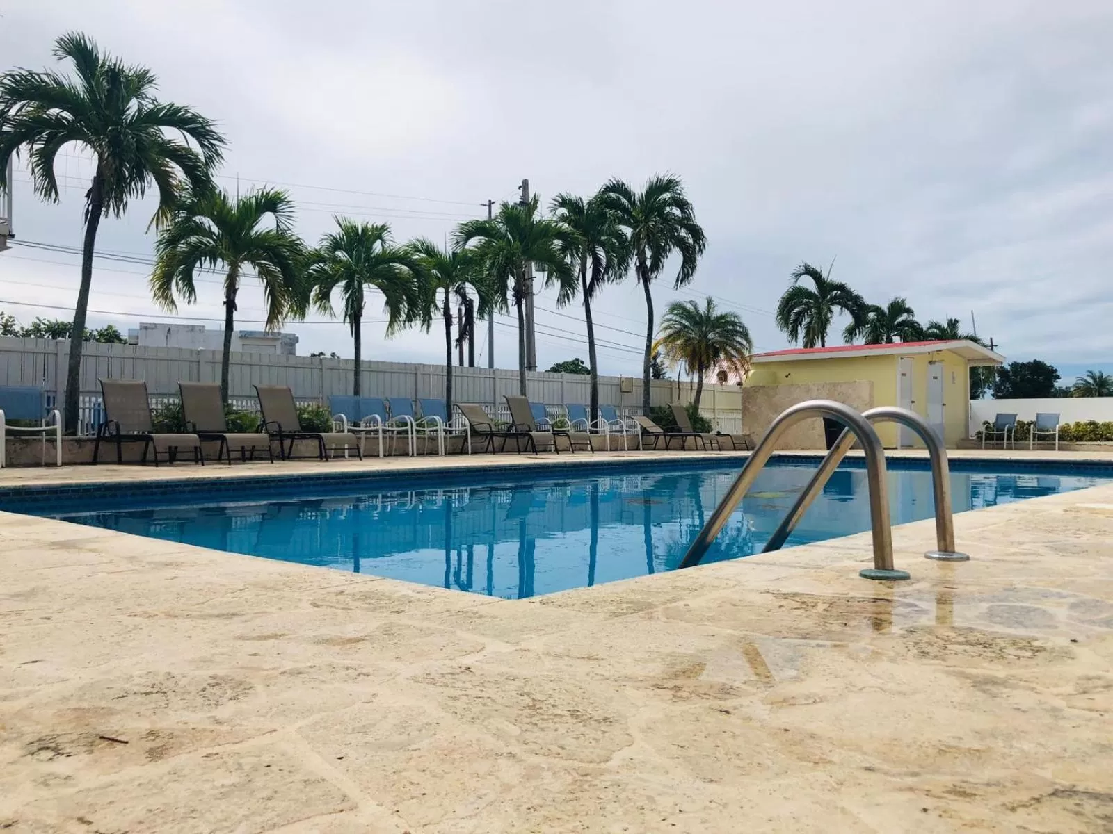 Swimming pool in Arecibo Inn