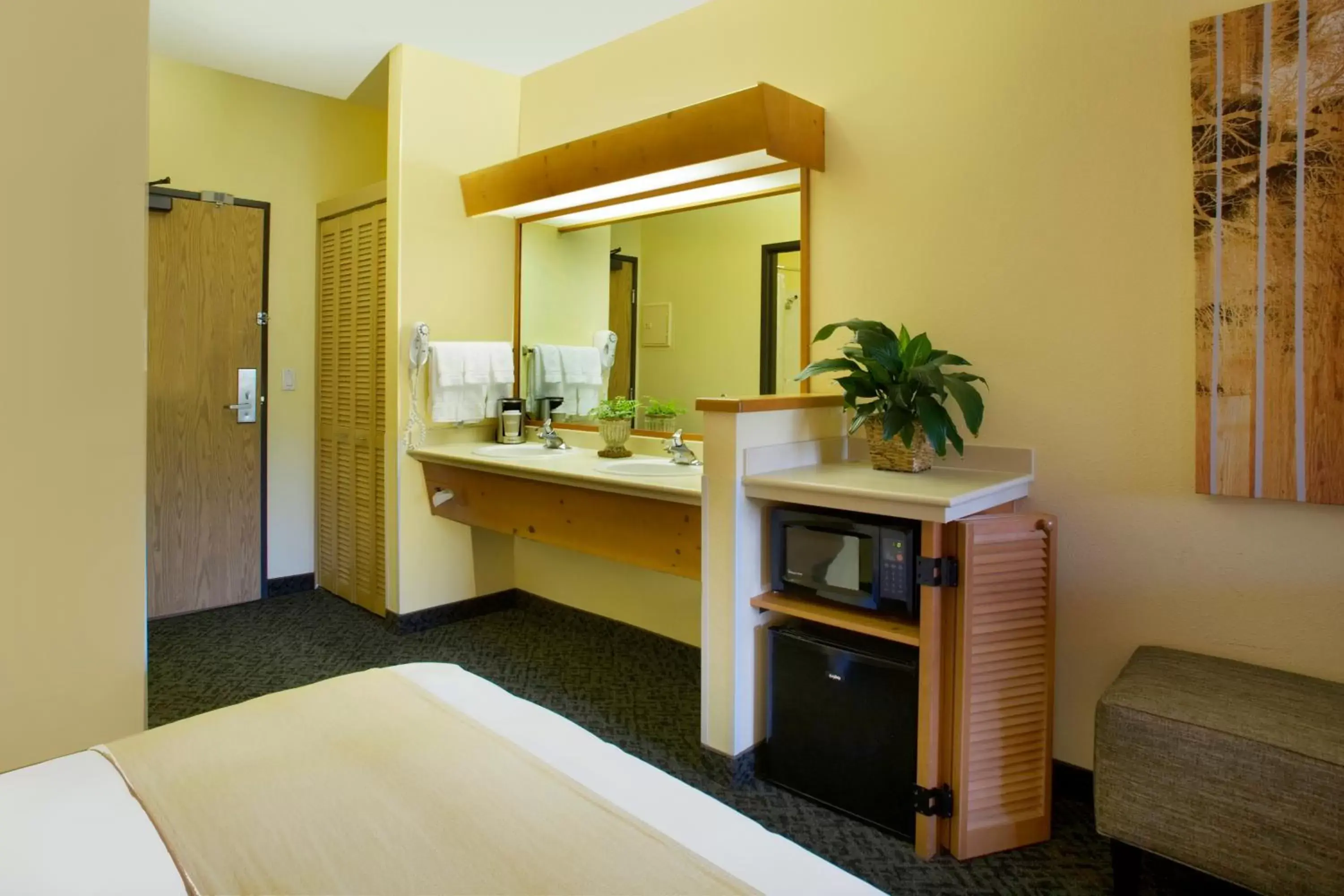Coffee/tea facilities, Bathroom in Radisson Hotel Portland Airport