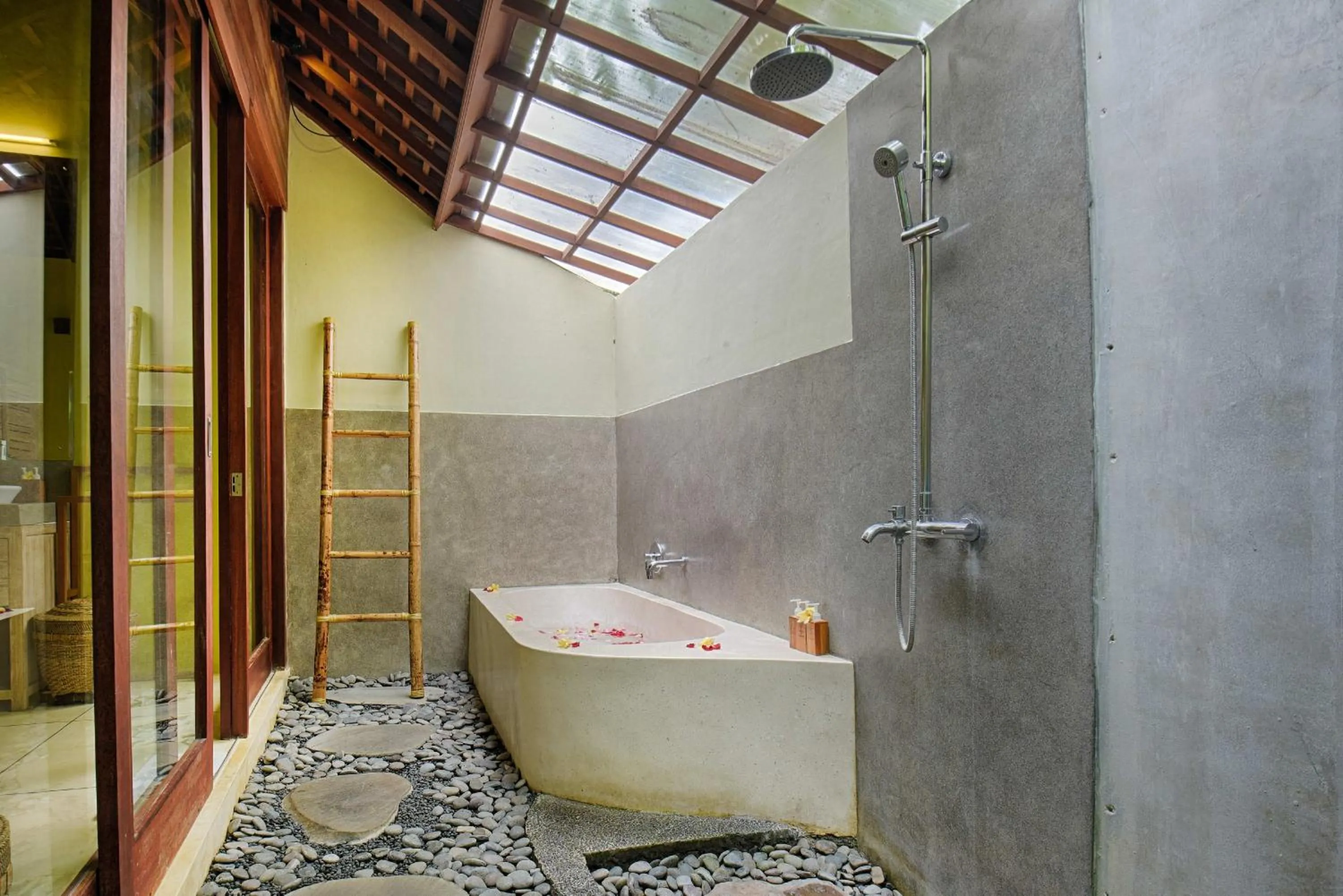 Bathroom in Samkhya Villas - Free 1x Floating Breakfast or Minibar