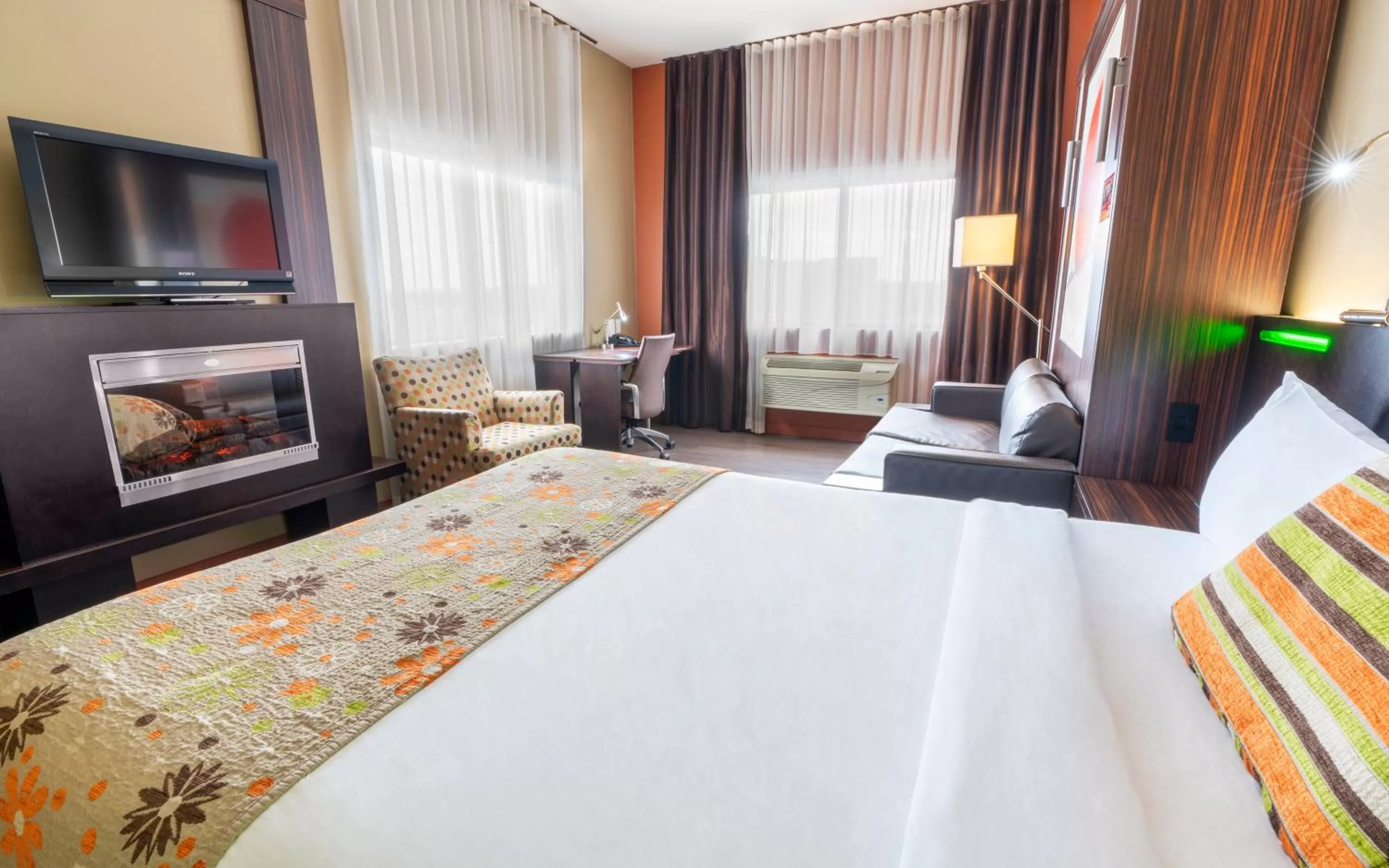Quadruple Room with Fireplace in Hôtel Must Aéroport de Québec par JARO