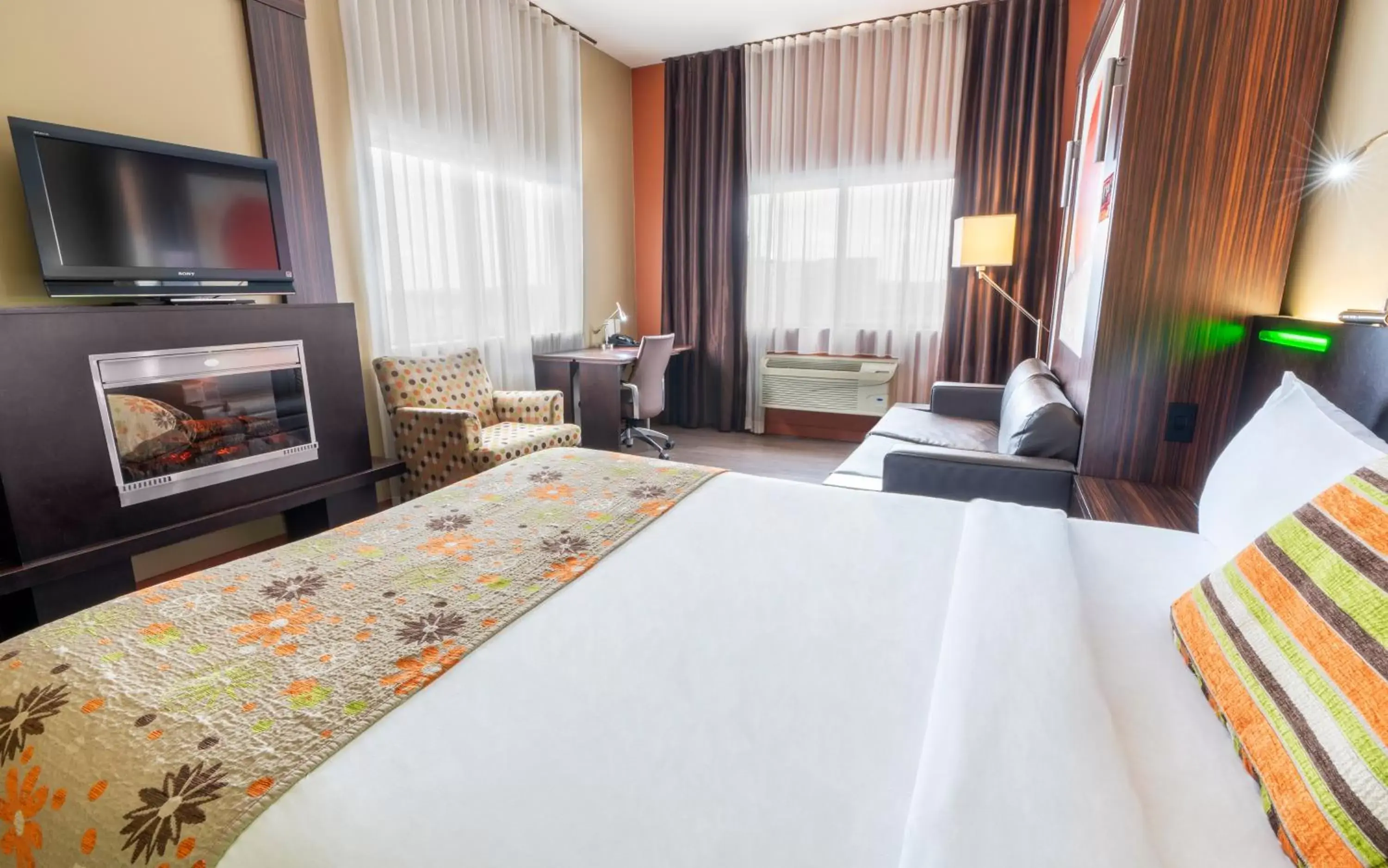Quadruple Room with Fireplace in Hôtel Must Aéroport de Québec par JARO Quadruple Room with Fireplace in Hôtel Must Aéroport de Québec par JARO