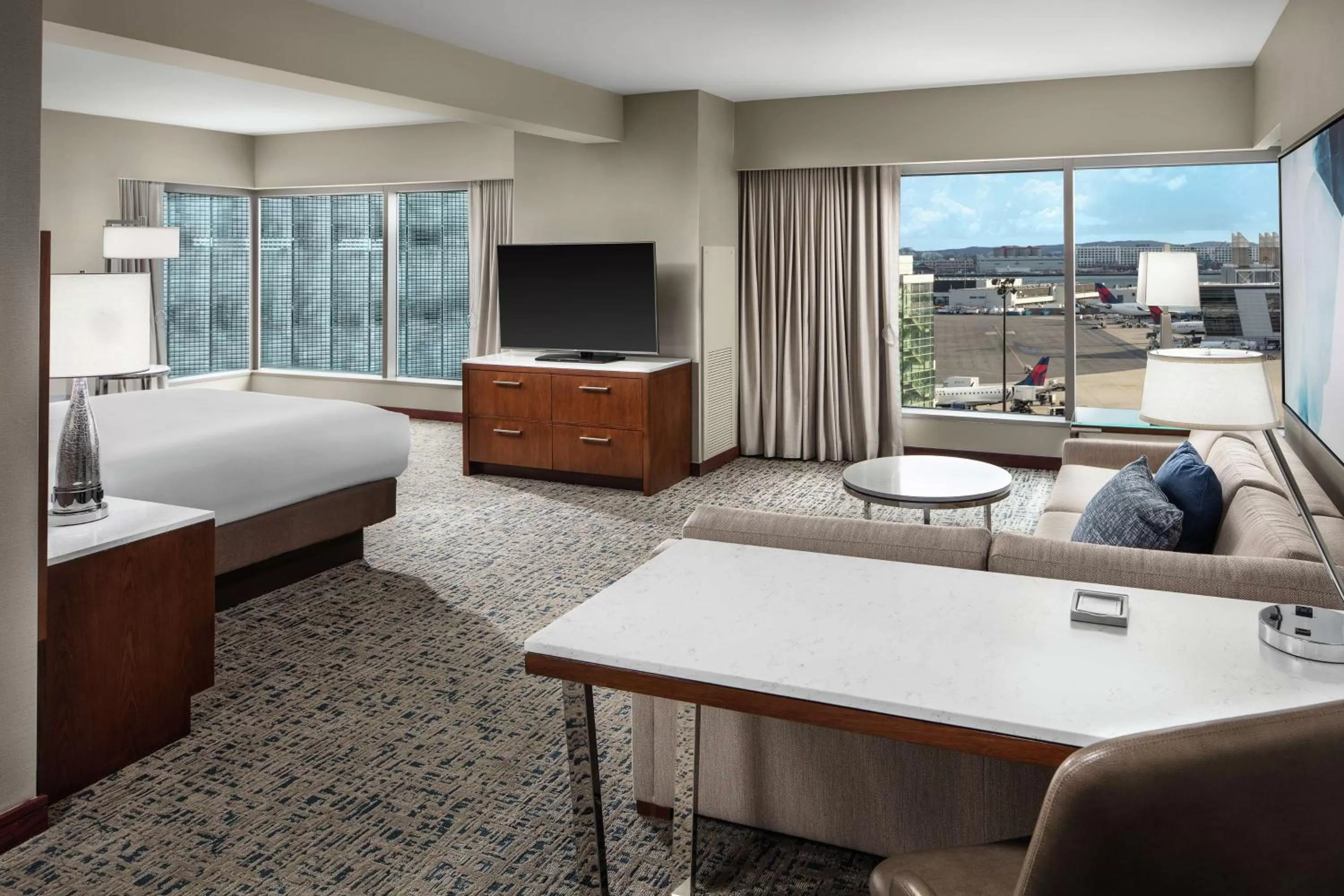 Bedroom, Bed in Hilton Boston Logan Airport