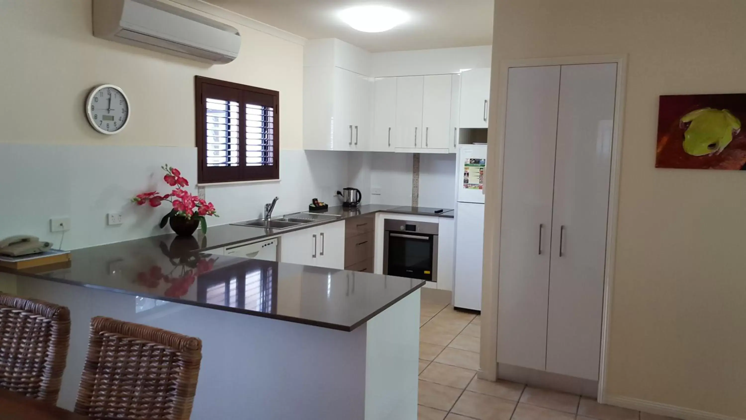 Dining area, Kitchen/Kitchenette in Nautilus Holiday Apartments