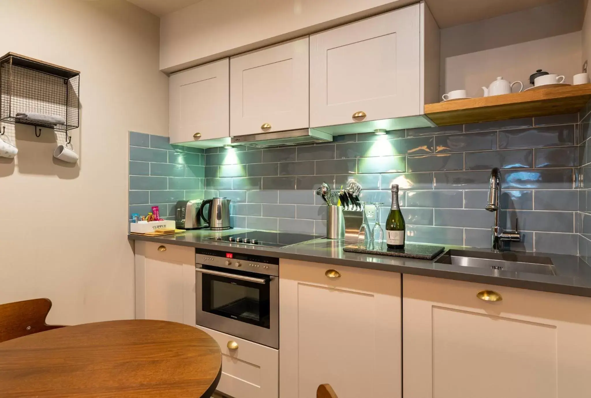 Coffee/tea facilities, Kitchen/Kitchenette in The Lawrance Luxury Aparthotel - Harrogate