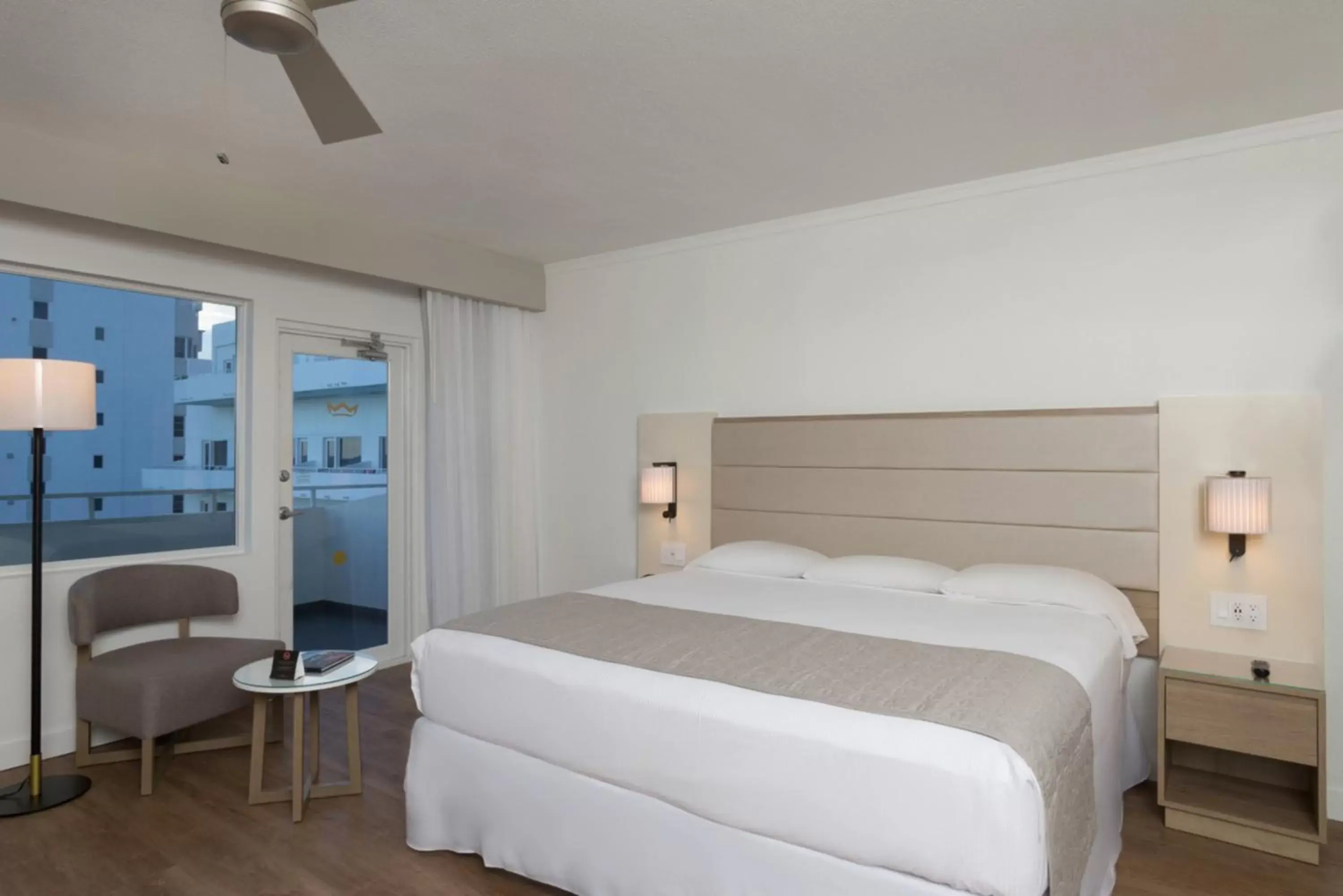 Photo of the whole room, Bed in Riu Plaza Miami Beach Photo of the whole room, Bed in Riu Plaza Miami Beach