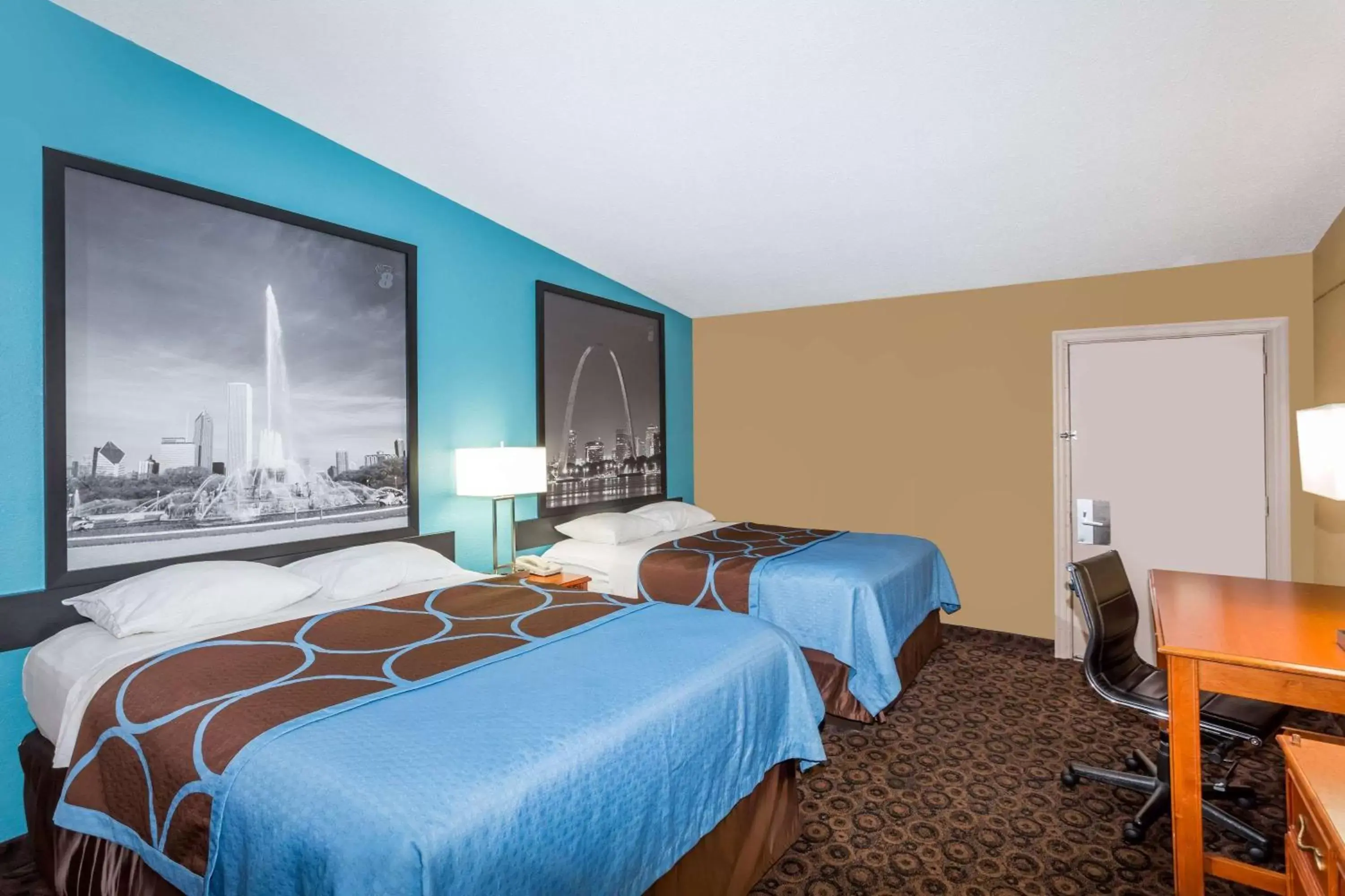 Photo of the whole room, Bed in Super 8 by Wyndham Belleville St. Louis Area