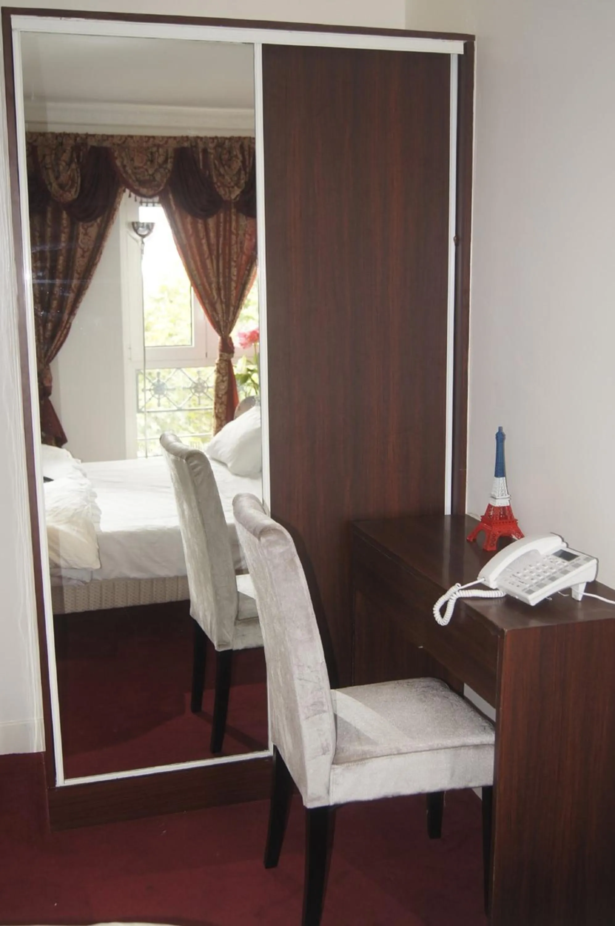 Seating area, Bed in Hotel Regina Montmartre