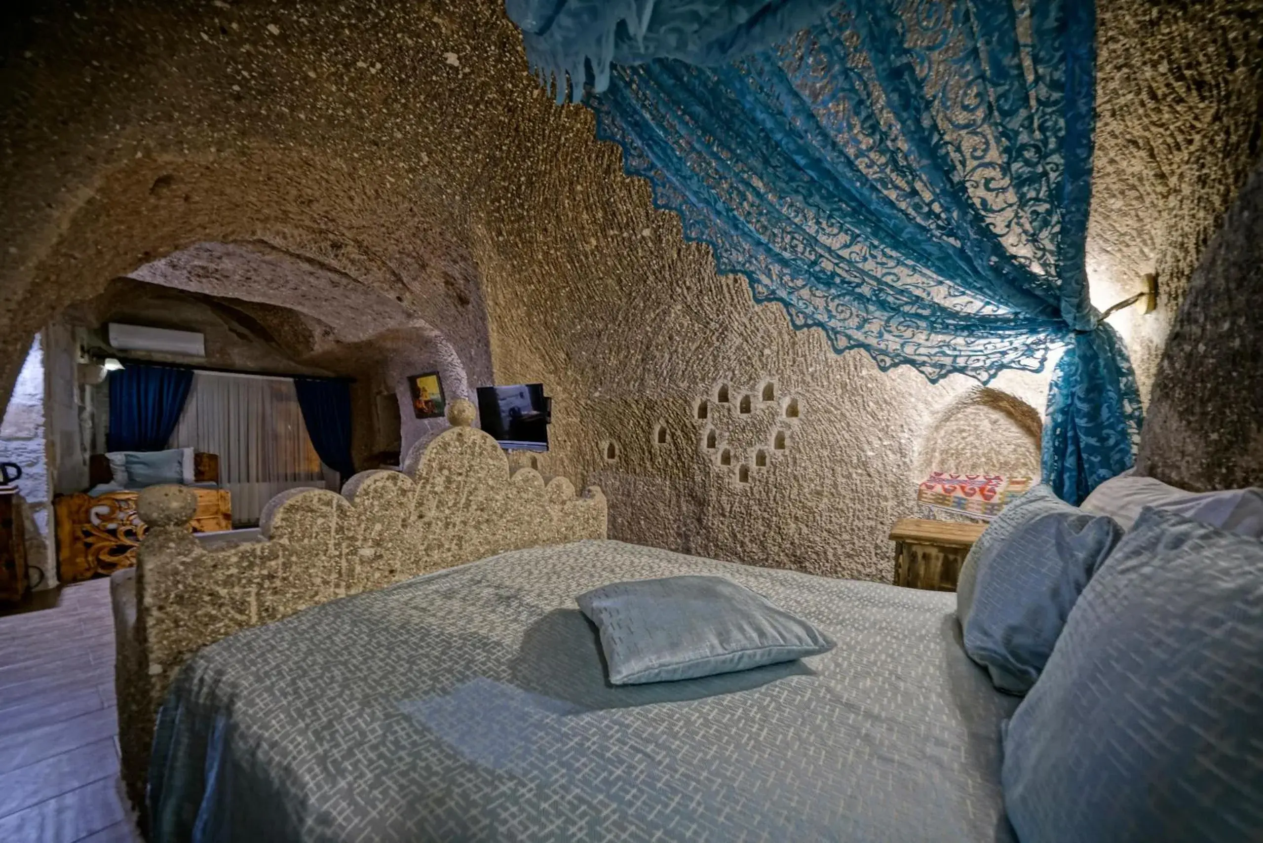 Bedroom, Bed in Holiday Cave Hotel