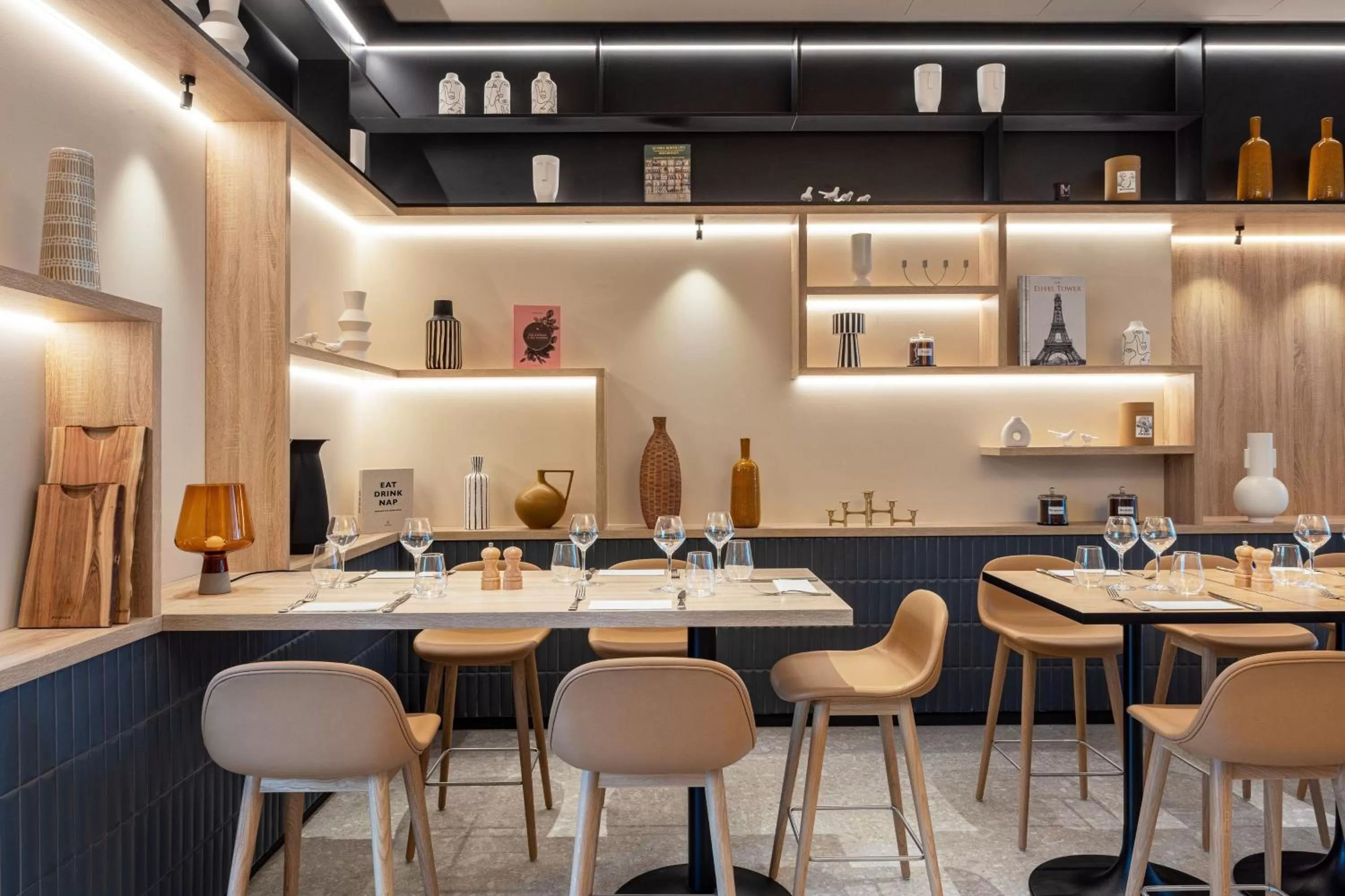 Lounge or bar in Courtyard by Marriott Paris Charles de Gaulle Central Airport