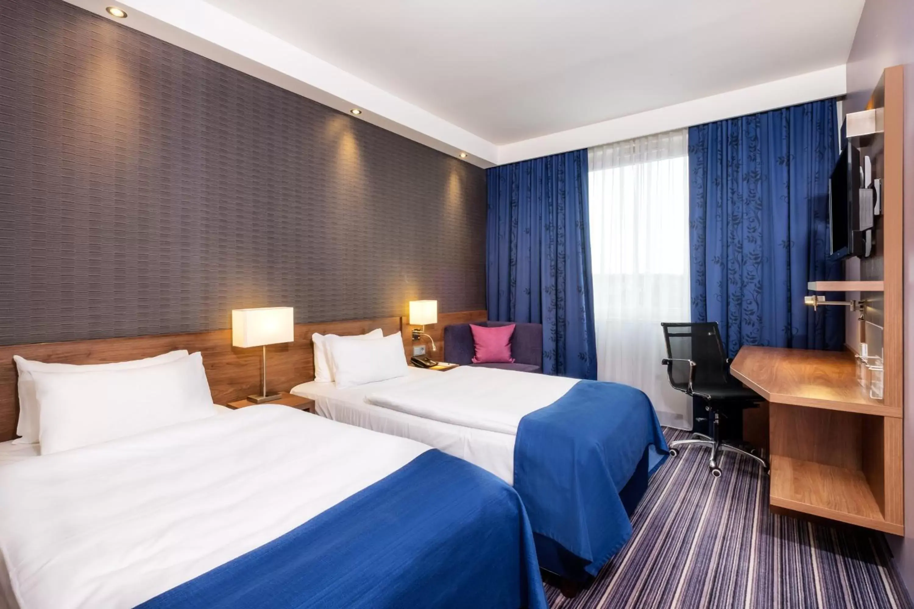 Photo of the whole room, Bed in Holiday Inn Express Friedrichshafen, an IHG Hotel