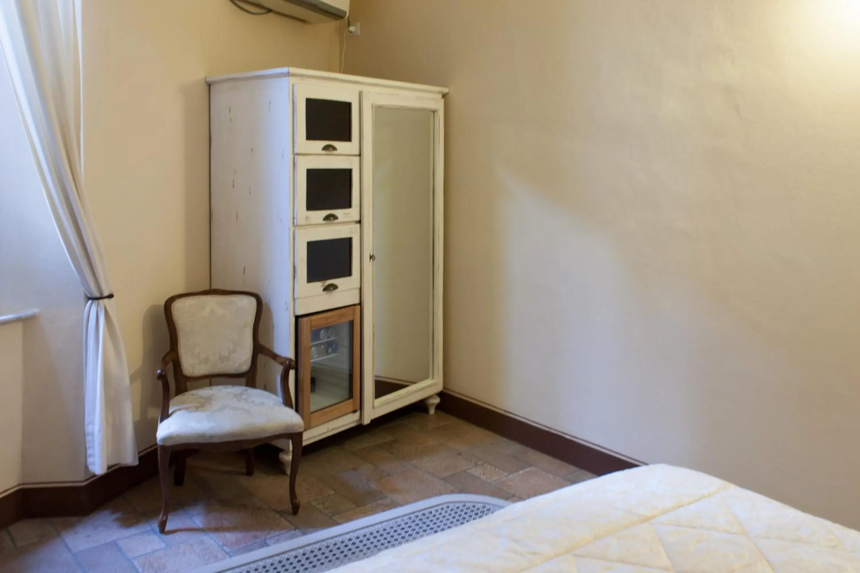 Decorative detail, Bed in Albergo Il Giglio