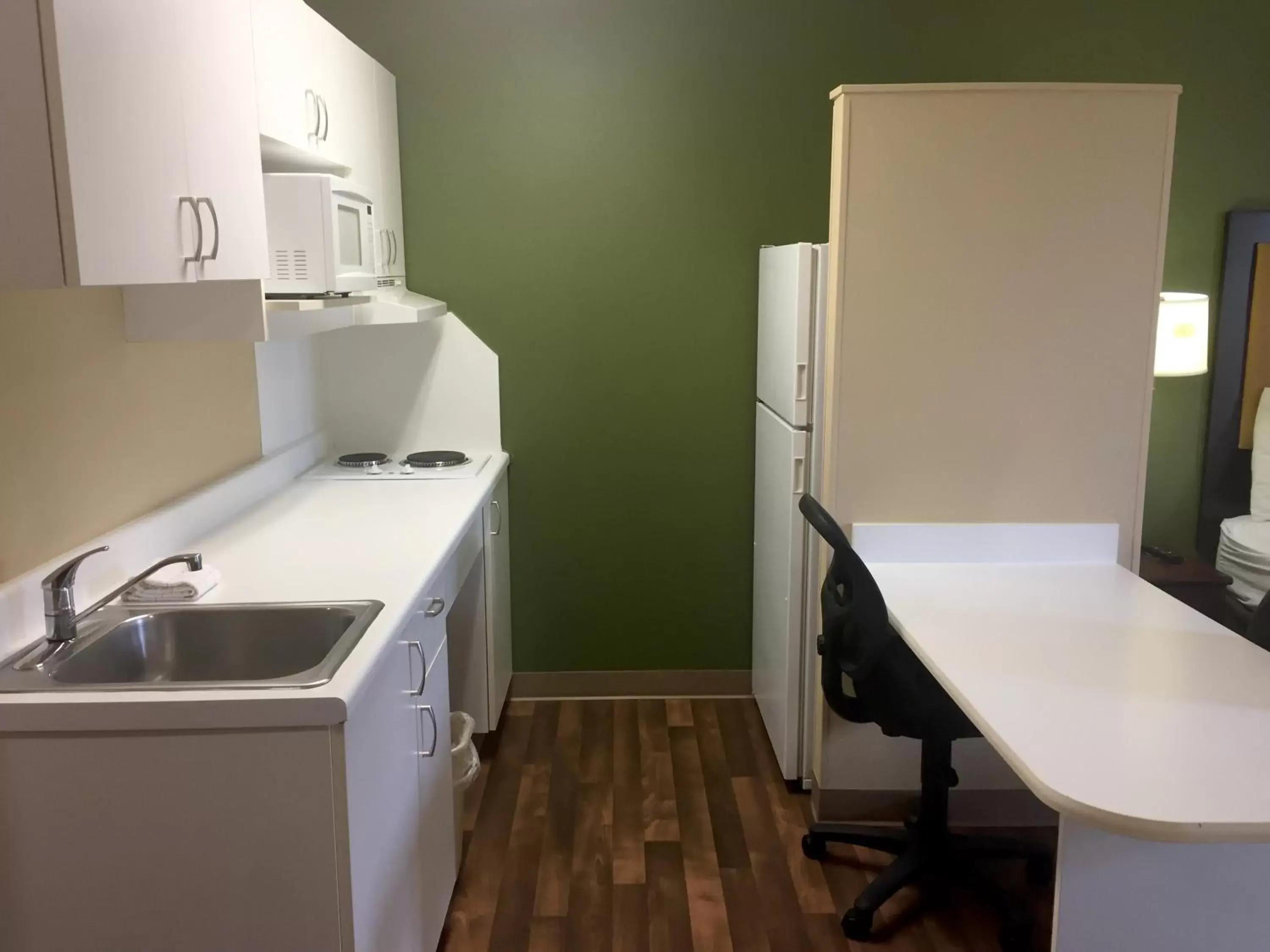 Kitchen or kitchenette, Kitchen/Kitchenette in Extended Stay America Select Suites - Chicago - Downers Grove