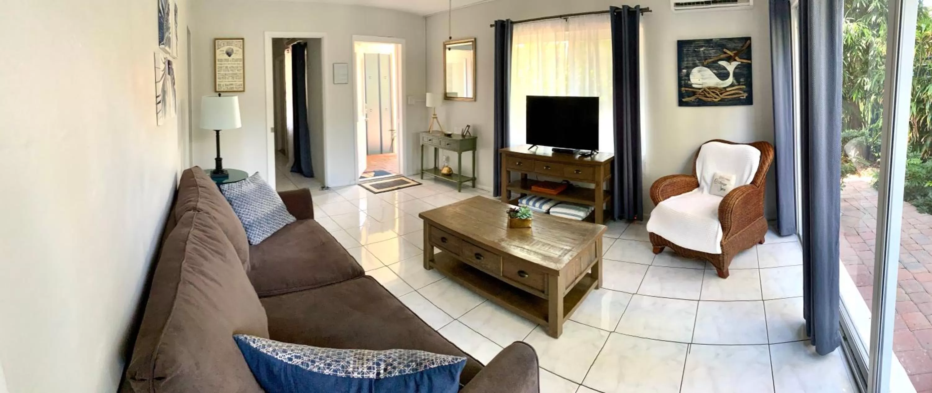 Living room in 4145 By The Sea Inn & Suites