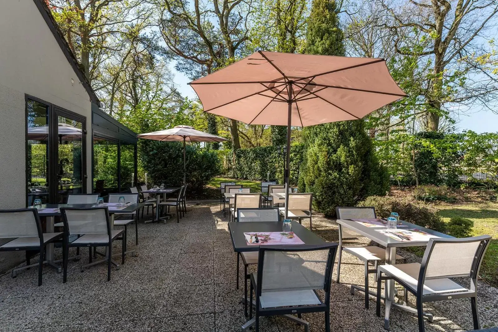 Patio, Restaurant/Places to Eat in Campanile Rouen Sud - Zénith - Parc Expo