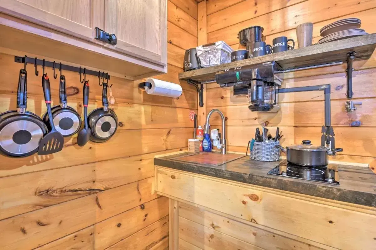 Kitchen/Kitchenette in The Lodge Nantahala River