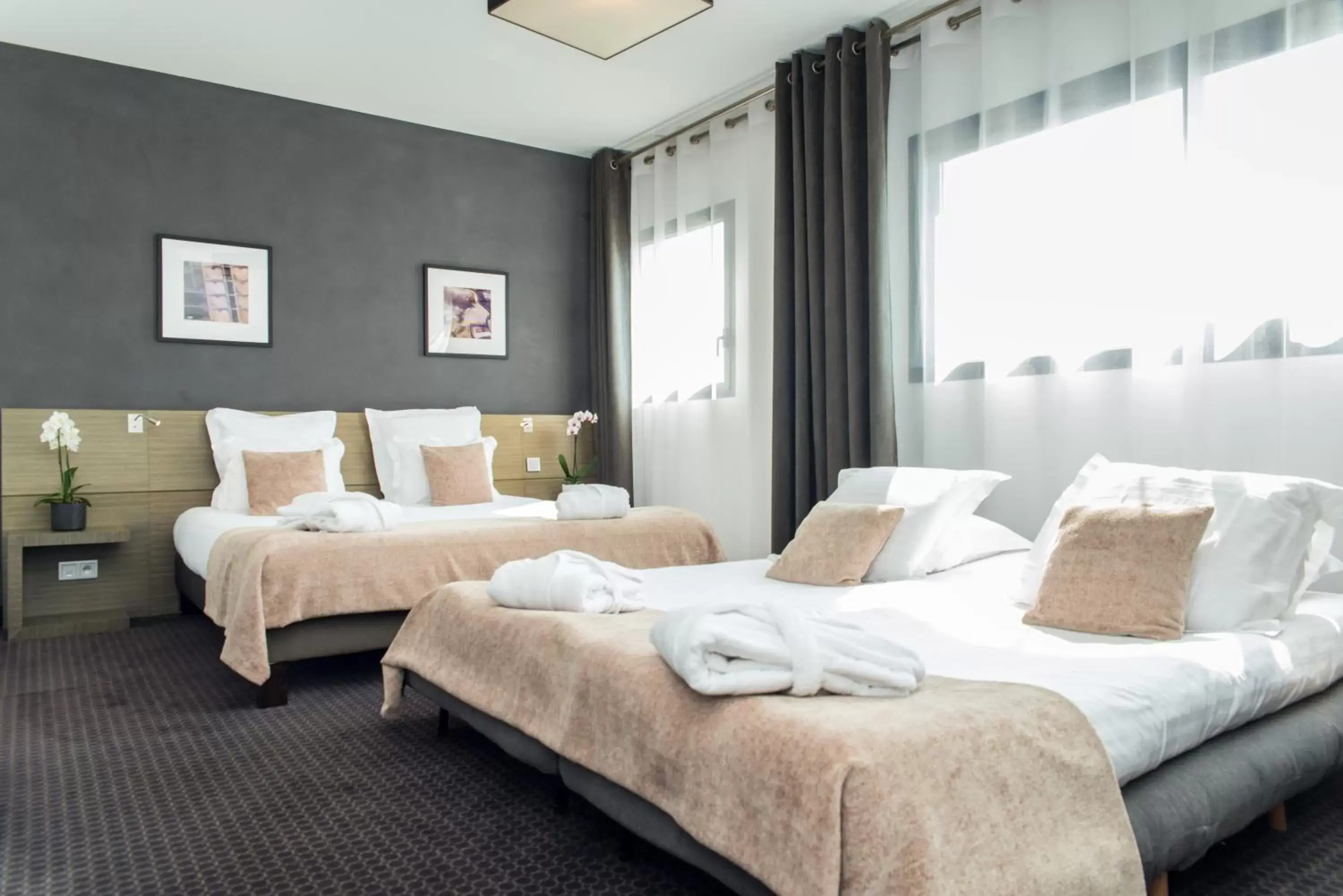 Photo of the whole room, Bed in Best Western Hôtel De La Cité & Spa