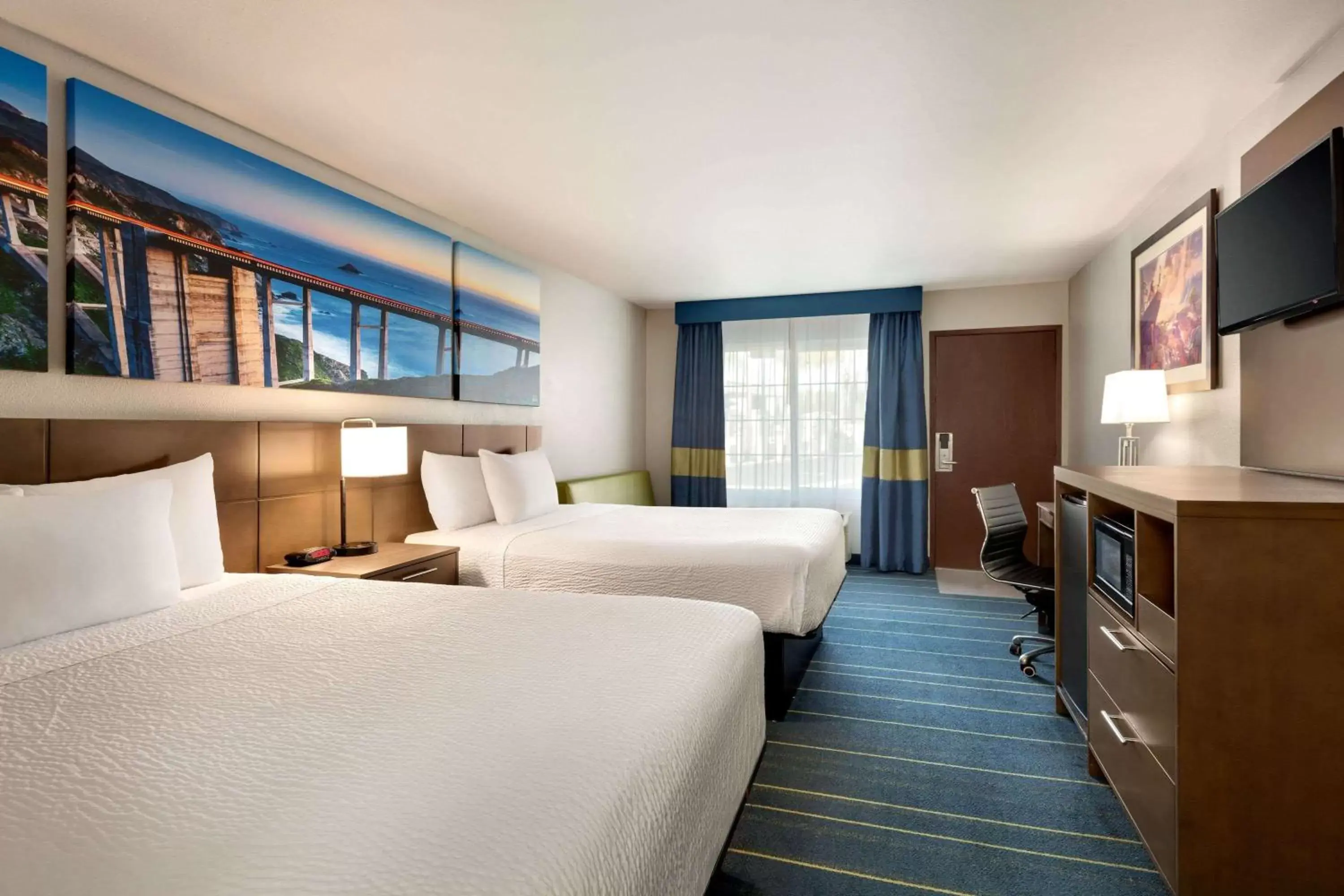 Bedroom, Bed in Days Inn & Suites by Wyndham Anaheim At Disneyland Park Bedroom, Bed in Days Inn & Suites by Wyndham Anaheim At Disneyland Park