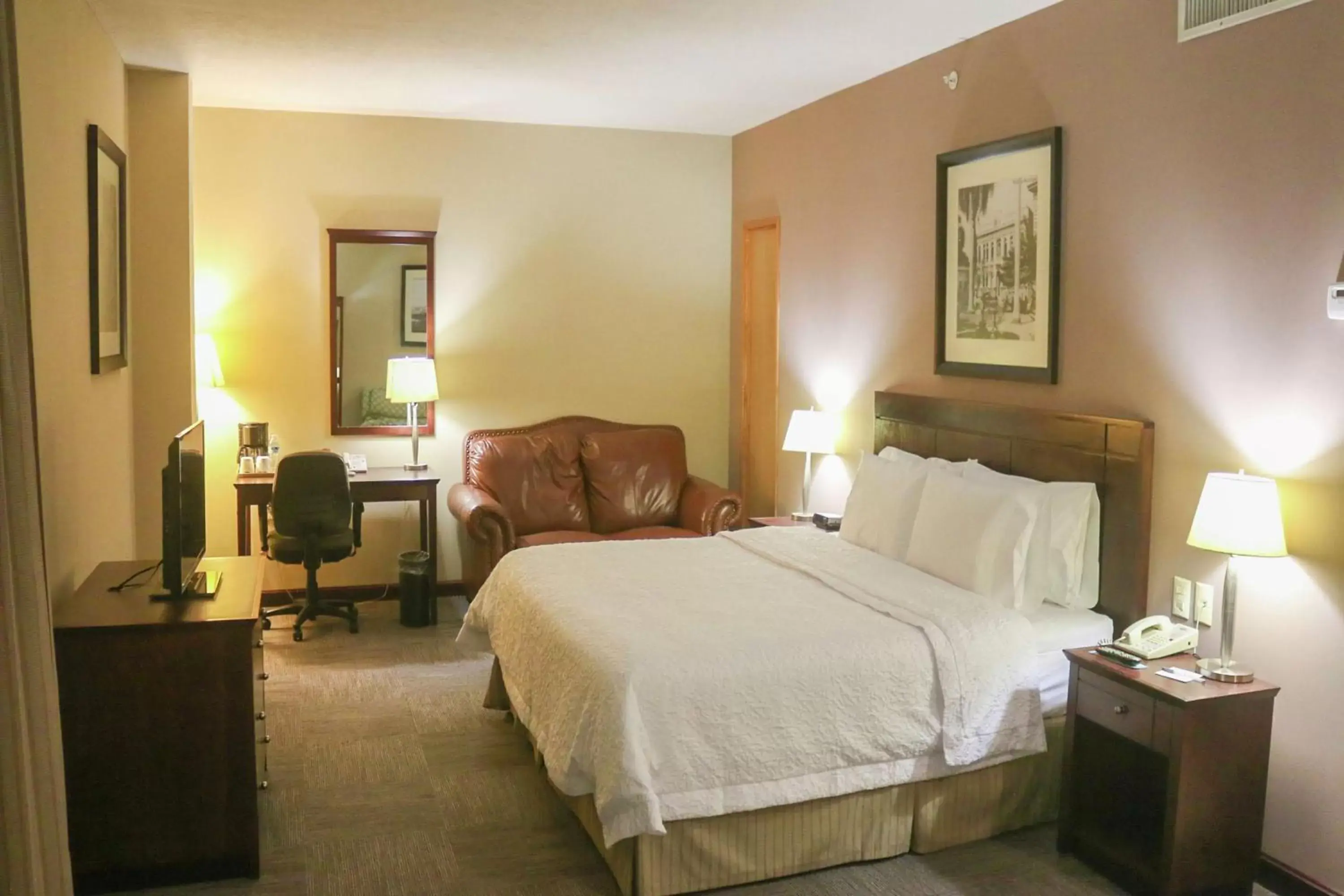 King Room with Sofa Bed - Non-Smoking in Hampton Inn Tampico Zona Dorada King Room with Sofa Bed - Non-Smoking in Hampton Inn Tampico Zona Dorada