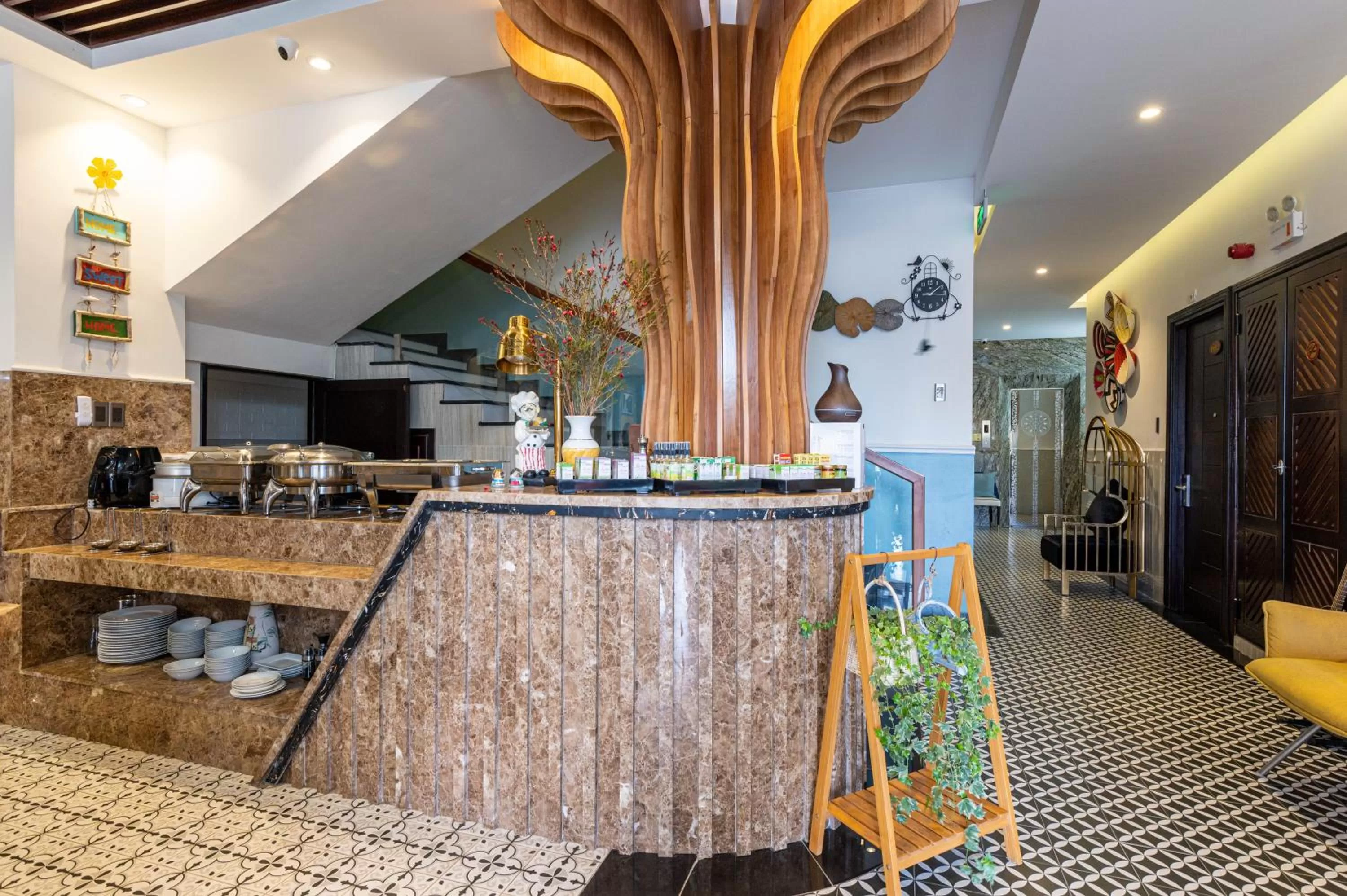 Restaurant/places to eat in Hoang Trinh Hotel