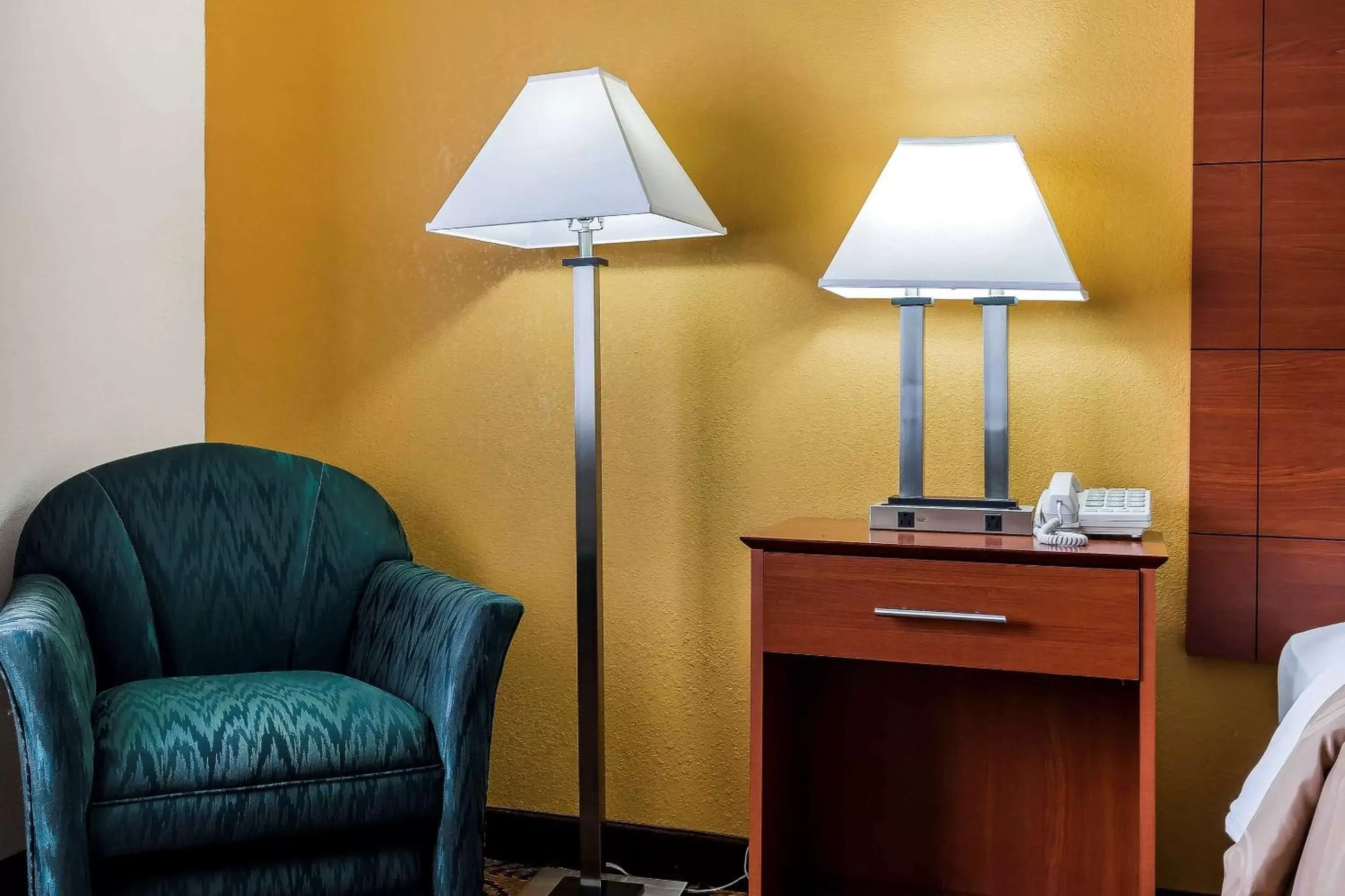 Photo of the whole room, Seating Area in Quality Inn Sycamore - DeKalb