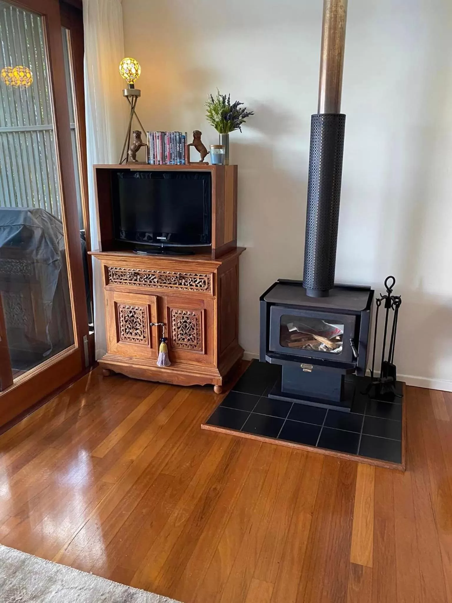 TV and multimedia in Taman Sari Sunshine Coast Romantic Pet-Friendly Hinterland Retreat