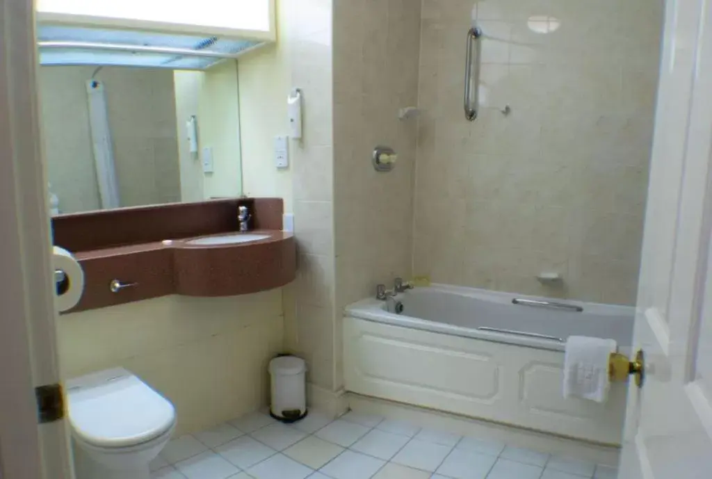 Bathroom in Tong Park Hotel