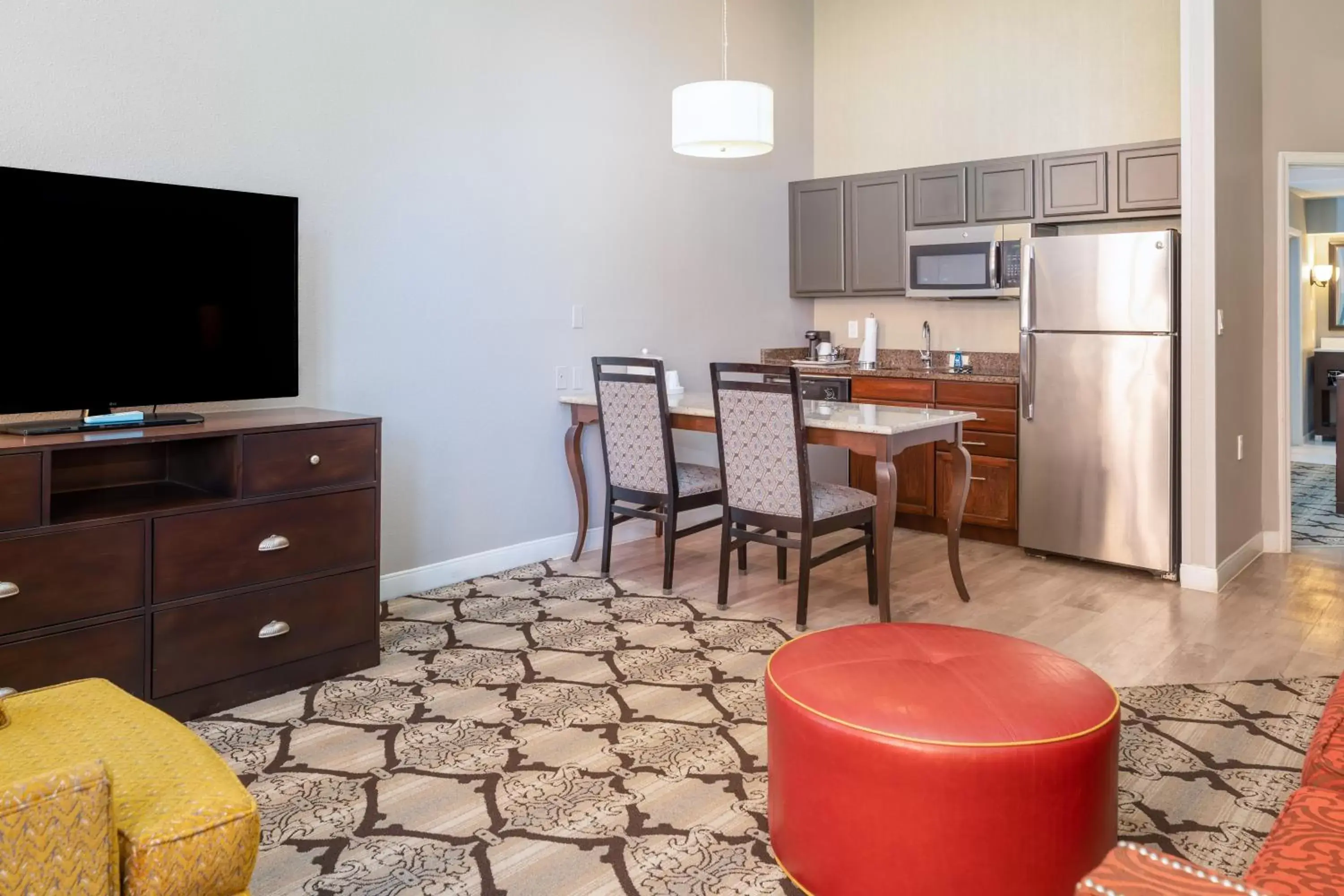Kitchen or kitchenette, Dining Area in Hampton Inn and Suites New Orleans Convention Center